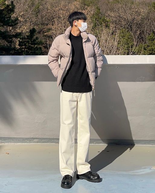 패션맛집 메모 on Instagram: "#협찬 
@order_archive 에서 와이드 데님 내츄럴크림진 을 제공 받았습니다! ✍🏻

1️⃣스타일: 남친룩 하면 저는 크림진이 가장 먼저 떠오르는데요! 그래서 오늘은 크림진과 톤온톤 코디로 패딩을 맞춰보았고 니트와 구두 색깔을 블랙으로 맞추어 댄디한 분위기를 조금 더 살려 댄디미니멀룩을 완성시켰습니다! 댄디미니멀룩 메모✍🏻

2️⃣컬러: 크림진, 화이트도 아니고 아이보리도 아닌 그 사이죠! 평소에도 너무 좋아하던 컬러라서 실물도 너무 이뻤고 실제로 착용하였을때 햇빛을 받을때면 하얀색 계열이 더 나타나고 어두운곳에서는 아이보리 계열이 나타나서 너무 좋았답니다 :) 

3️⃣재질: 와이드 데님팬츠라 확실히 두껍고 얇은 것의 그 사이라서 사계절 용으로 충분히 입을 수 있을 것 같았고 다른 팬츠들에 비해 바지가 접히는 선이 쉽게 안찍혀서 관리하는데에도 너무 편리했습니다!

요즘 날씨가 많이 풀리고 있어서 부산은 거의 춥지 않은 날씨가 계속되고 있는데요! 얼른 봄이 와서 설레고, 꽃이피는 날이 왔으면 좋겠네요:)❗️"
