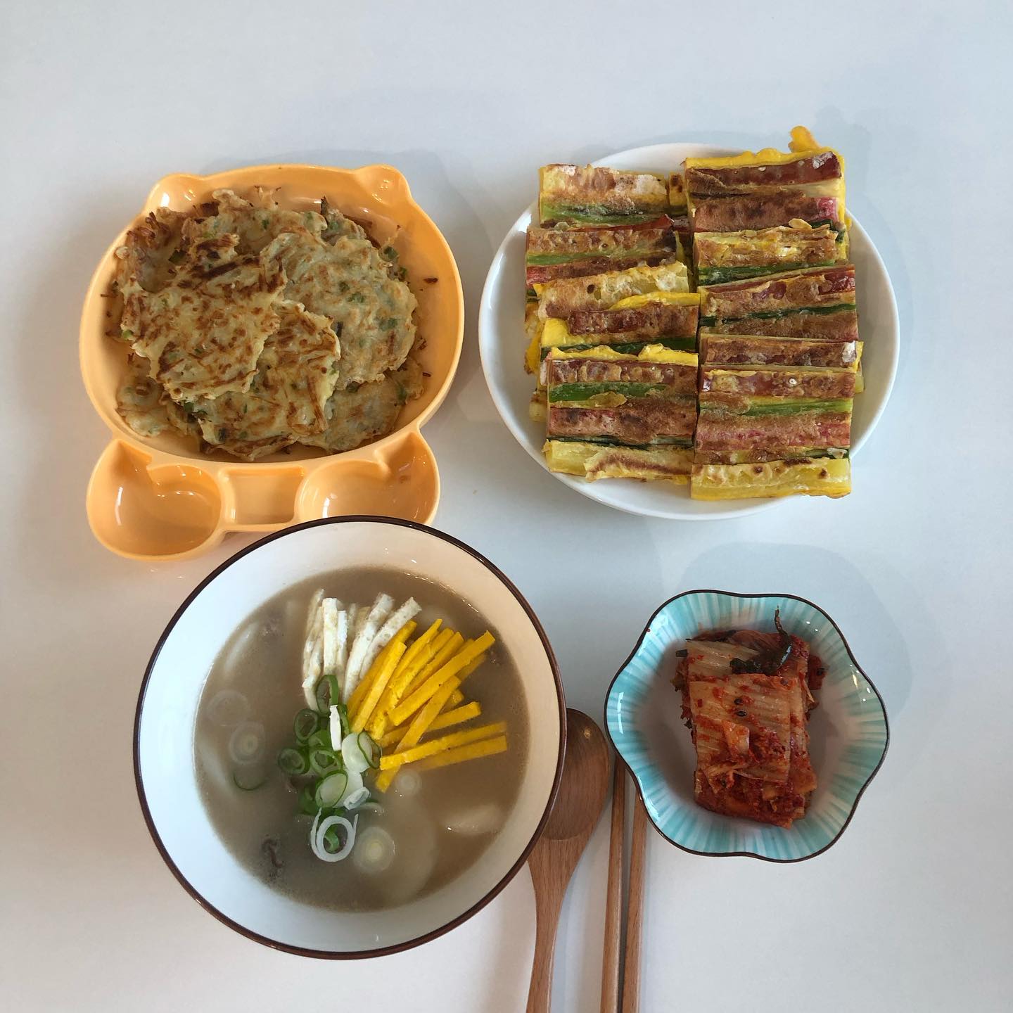 다들 점심은 맛있게 드셨나요??? 전 명절에 집에가지 못했어서 간단하게 명절음식을 해서 먹었어용!!! 간식으로는 달달한 농꿀고구마를 먹었구요!! 오늘부터 4일동안만 진행하니 언넝 쟁여놓으세용!!! 
#점심메뉴 #명절음식 #집밥 #집밥스타그램 #농슐랭고구마 #농꿀고구마 #농꿀고구마공구 #맛점 #자취요리 #자취요리그램 #선팔하면맞팔 #선팔 #맞팔