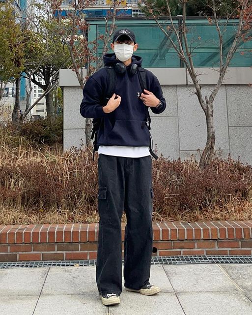 패션맛집 메모 on Instagram: "#협찬
이번에 graver_kr 에서 ‘데이지 부케 베어 자수 후드티를 제공 제공해주셨습니다!

-원단이 너무 좋고 목과 팔부분 원래 짱짱하지 않으면 오래 못입는거 아시죠! 근데 이 후드티는 목과 팔 어깨라인까지 딱 잡아줘서 옷이 좋다는게 확 느껴지더라구요! 심지어 기모! 🙆🏻‍♂️

-미니멀 느낌도 잘나고 스트릿 느낌을 낼때, 데일리하게 입을때 모두 활용할 수 있어서 너무 좋은 것 같아요! 옷은 언제나 입을 수 있는 옷이 제일 좋거덩용 🙆🏻‍♂️

-밋밋하지 않게 확실한 포인트를 잡아주는 베어 포인트 마크까지! 옷의 단점이 있나 싶더라구요,,감동 먹었습니다. 입었던 후드티 중에서 옷감, 핏, 포인트 까지 확실한 옷인 것 같아용🙆🏻‍♂️

-그리고 스토퍼 카고 와이드팬츠와 꼼데가르송 캔버스, CK모자로 미니멀캠퍼스룩을 완성해보았답니다🙆🏻‍♂️

날씨가 많이 춥습니다! 첫추위가 가장 춥다고 하는데 다들 괜찮으신가요?! 겨울도 이쁘게 함께 보냈으면 좋겠습니다 :)🎧"