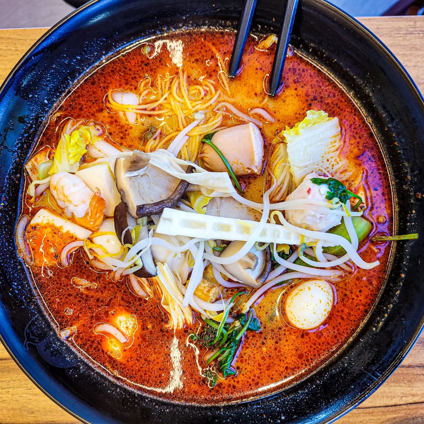 #먹팔맞팔 [대전, 관저동 맛집]라쿵푸마라탕!

지금껏 마라탕을 컵라면으로만 먹었던 저는 마라탕을 도대체 무슨맛으로 먹는건지 이해하지 못했어요

마라탕을 너무 좋아하는 지인이 제발 가자고 졸라서 인생 처음으로 마라탕 전문점인 라쿵푸마라탕에 가보았어요

들어가자마자 소쿠리에 끓여먹고싶은 재료를 담아서 무게만큼 결제를 한다는 시스템을 처음 알게되었네요😅
재료는 40가지?정도 되보였어요 모든것이 처음인 저에게는 눈이돌아가는 스케일이었어요😂

결제를 하고 자리에서 기다리면 주방에서 끓여서 준대요 
마소스와 라소스를 넣어서 먹는음식이라 마라탕이라고 하네요😲 
마소스가 혀를 얼얼하게하는 소스라 조금만 넣어야해요

드디어 내 마라탕이 나오고 국물을 한숟갈 떠 먹어봤는데 기대를 너무 안했던건지 컵라면 마라탕 맛은 하나도 안나고 진한 사골에 담백하고 매콤하고 정말 맛있었어요

내가 먹고싶은 재료만 골라서 더 맛있게 먹을 수 있었던것 같아요

나의 마라탕 선입견을 바꿔준 관저동 맛집 라쿵푸마라탕을 추천해드려요
관저동 마라탕 자주 생각 날것 같아요

♧상호명 : 라쿵푸마라탕
♧브레이크타임 없음
♧주소 : 대전 서구 구봉로131번길 28 2층 202호

관저동 마치광장 라쿵푸마라탕

#안주 #야식 #맛집 #먹스타 #먹스타그램 #배달맛집 #맛있다그램 #먹스타맞팔 #먹방스타그램 #음식 #음식사진 #음식스타그램 #마라탕 #관저동맛집 #대전맛집 #관저동마라탕 #라쿵푸마라탕 #마치광장맛집 #마치광장마라탕 #관저동라쿵푸마라탕