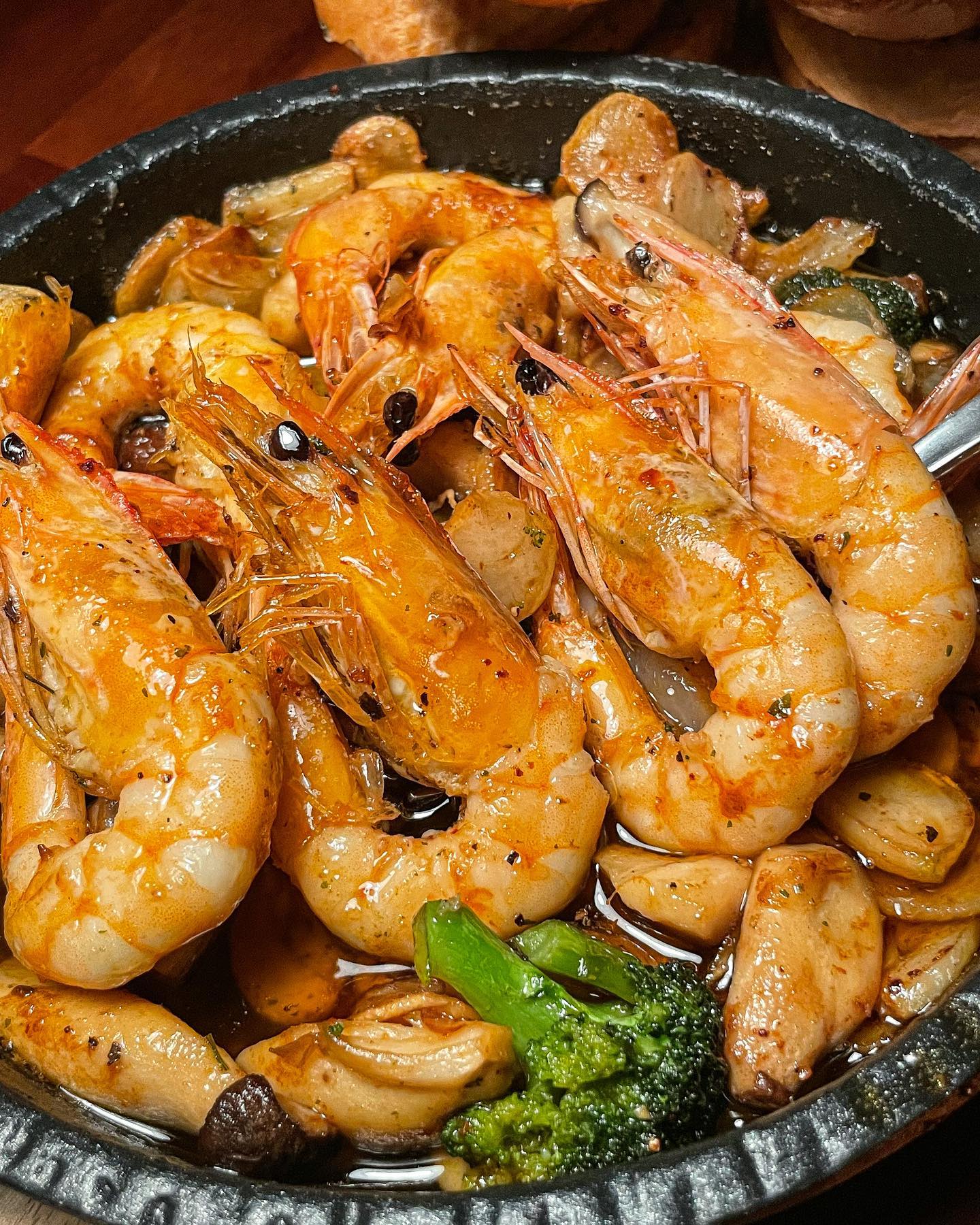 #협찬 연남동 데이트코스로 딱! 파스타 맛집 #이즈비 (ISBY) 따봉스👍🏻

이태원에서 7년 넘게 영업중인 파스타맛집 이즈비가 연남동에도 생겼어요💕 새로오픈해서 아주 쾌적하고 은은한 조명에 분위기도 좋아서 데이트하기에도 딱이었답니다. 

메뉴에 자주 등장하는새우를 보고 느꼈습니다.
이곳은 새우맛집이다🦐😱
새우를 제대로 느끼기 위해 감바스 알 아히요와 새우가 들어간 투움바 파스타를 주문했어요.

시키길 정말 잘했다는 생각이 들었던 이즈비의 감바스🎉 압도적인 새우크기에 감동🥹조그마한 칵테일 새우가 아니라 큼직한 왕새우 속살이 제대로 탱글탱글🍤 새우가 커서 바게트위에 마늘이랑 같이 올려먹으면 정말 꿀맛입니다.🫶🏻 오일베이스인데도 느끼함 1도없이 감칠맛이 제대로라 폭풍흡입했어요.
 투움바는 플레이팅부터 영롱✨꾸덕한 소스가 한가득이라 바게트 추가를 안할 수 없었어요.😂 버터와 치즈의 풍미가 가득한 소스를 빵에 잔뜩 찍어 싹싹 긁어먹었어요. 다른분들도무조건 빵추가 잊지마세요🤫

✅전 메뉴 맵기조절 가능👌🏻
✅파스타와 리조또 소스양이 넉넉해요👏🏻

이즈비 피자는 도우가 페스츄리래요🫠
배불러서 못먹은게 넘 아쉬워요.
다음에는 피자 뿌셔보려구요. 

📂이즈비연남
📍서울 마포구 동교로 266-10 2층
📍매일 11:30~22:00

#따봉스_연남동 
#연남동맛집 #연남동파스타 #연남동데이트 #연남동양식 #홍대파스타 #연남맛집 #연남동맛집추천