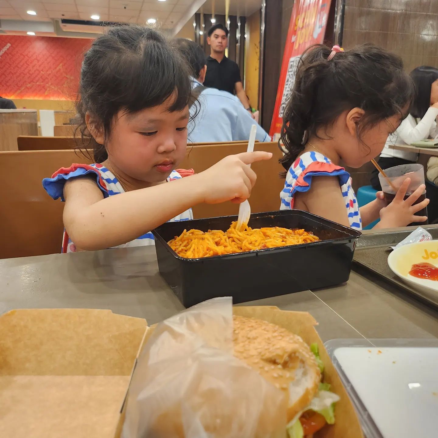 지자매와 함께하는 세부2

스파게티 노래를 부르다가
막상 사주면 맛이 없다면서
안먹기 일쑤인 울 둥둥쓰들😅

세부 프랜차이즈 졸리비가
취향저격, 입맛저격이었나
저 많은 양 중에 반을 먹음!!

벌집모양 감자튀김도 평소엔
안먹으려고 해서 띠우랑 같이
아빠가 거의 다 먹었는데,
한번 맛보고는 맛있는데 아빠가
다 먹었다며 속상해 하는 둥이🤭

마지막 한조각 남은건 둘이서
반으로 나눠먹는 모습까지 굿!

저녁엔 야시장도 다녀오고,
이것저것 먹으면서도 둥이의
최애 메뉴는 양념감자 ㅋㅋ

중국 명절이라고 온통 붉은 빛
그리고 용춤 행사까지 완벽👍
