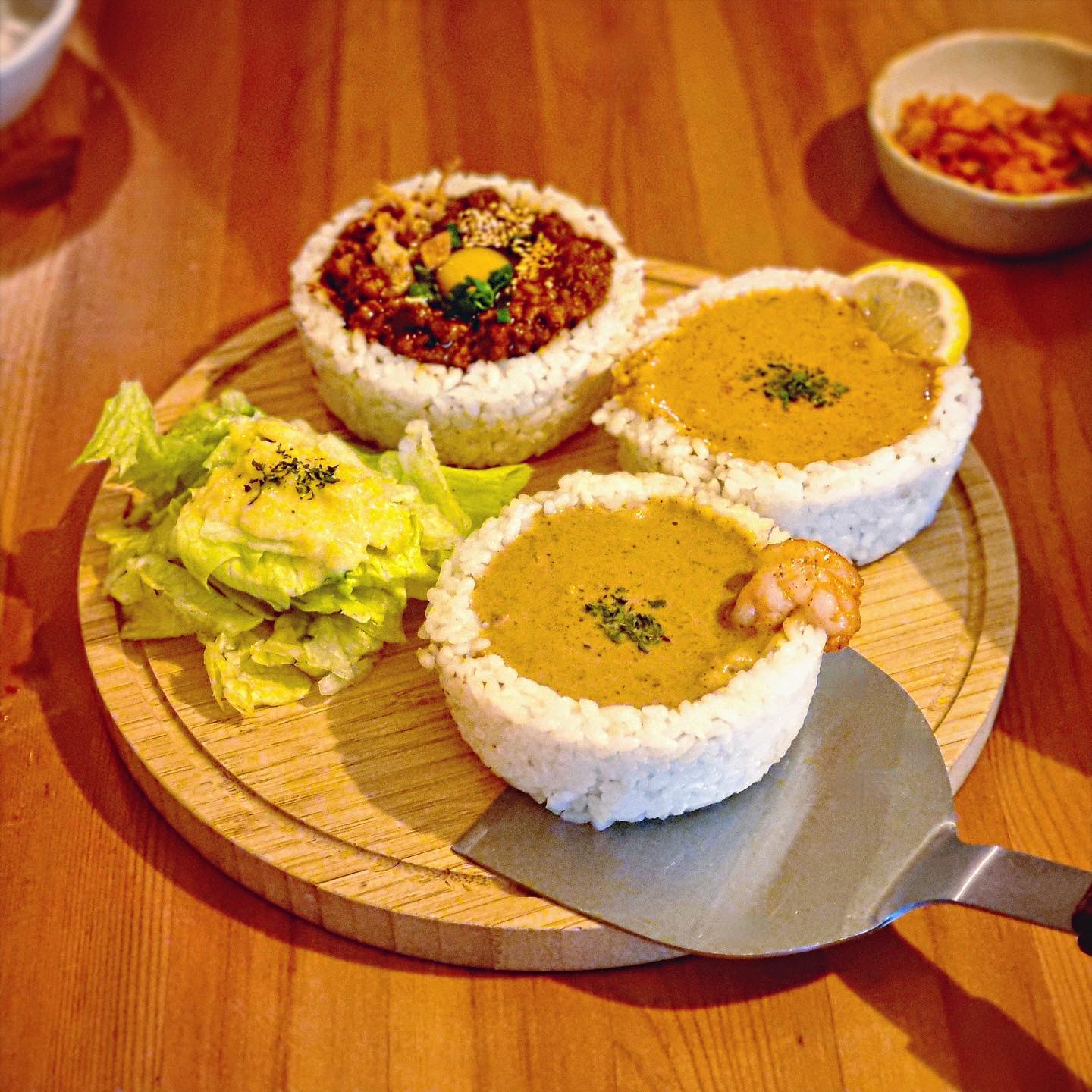 카레🍛

우리가 먹은 소코아 카레는 에비카레, 토리카레, 키마카레 3 종류가 다 같이 나오는 구성이다.
에비카레는 크림처럼 부드럽고 고소한 카레였고, 토리카레는 약간 매콤한 카레, 키마카레는 물기가 없이 고슬고슬해 특이한 카레였다.
밥그릇 모양으로 빚은 밥에 카레가 들어가 예쁘기는 한데, 나눠먹기 좀 불편하고 카레가 밥에 비해 양이 부족한 느낌이 들었다.
🌟밥, 카레는 무한으로 리필이 가능하니 부족한 사람은 리필해서 먹으면 된다!🌟 

아보카도 연어 냉우동은 샐러드에 우동이 들어간 듯한 느낌의 음식이었는데, 면이 굉장히 쫄깃하고 아채가 신선해서 맛있었다.
개인적으로는 와사비가 너무 많이 들어간 느낌이었어서 와사비는 조금 빼고 먹는 게 더 맛있는 거 같다.

🍽매장: 소코아 홍대점

🏡주소: 서울 마포구 와우산로15길 49 1층 소코아 홍대점

☎️연락처: 070-8867-2510

💰가격: 소코아카레 15,000원
아보카도연어냉우동 15,000원

개인적인 별점: ★★★★☆(4.3)
(★★★: 평범
★★★☆: 맛있는 편
★★★★: 맛있다
★★★★☆: 정말 맛있다
★★★★★: 최고!!)
.
.
.
.
.
#홍대 #홍대입구 #홍대입구역 #홍대맛집 #홍대입구맛집 #홍대입구역맛집 #카레 #냉우동 #카레맛집 #냉우동맛집 #ate_홍대