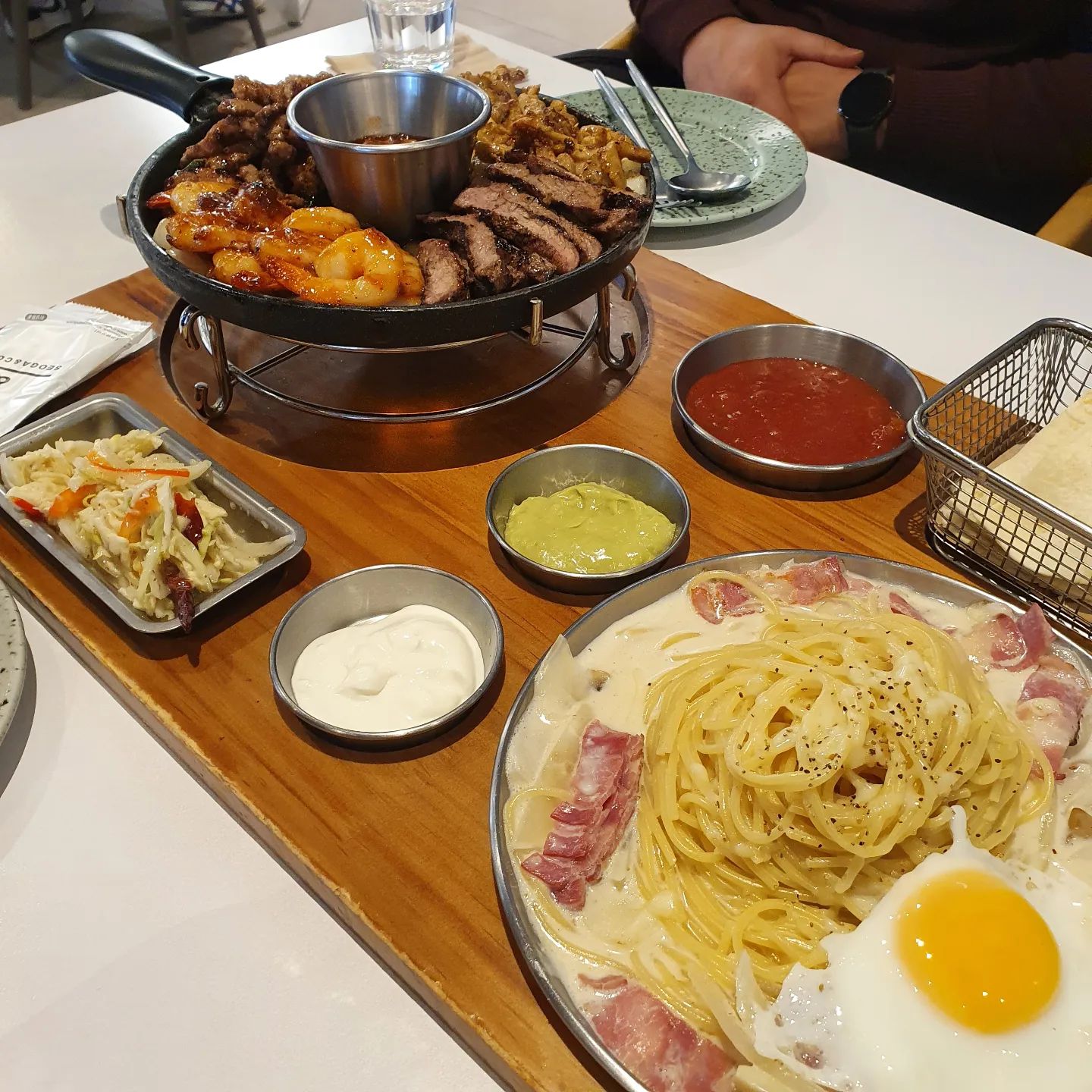 .
/
오랜만에 방문한 서가앤쿡🍽
안가본 사이에 신메뉴가 많아진 것 같다.
명절연휴에 울산에서 방문했는데
같이간 부모님이 좋아하셔서 다행 🙂
.
.
#명절 #서가앤쿡 #외식 #서가앤쿡한상차림 #울산서가앤쿡 #오늘뭐먹지