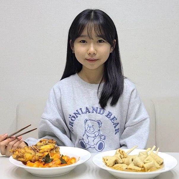 #협찬
떡볶이랑 치즈 좋아하는데 치떡으로 
해주니깐 고소하니 더 맛있네 🧀 

택배로 꼼꼼하게 포장되서 안전하게
배송받고, 바로 먹을 시간이 없어서
냉동실에두고 몇일 뒤에 먹었는데도

떡이 국산 멥쌀과 천일염을 사용해서
여러번 치대어 만들었다던데..그래서 
그런지 떡이 갓 뽑은 듯 쫀득쫀득한
식감에 조리 후 갈라지지 않아서 좋네😁

먹기 좋은 길이로 되어있어 그냥 펜에
굽거나 소떡소떡 만들어서 같이 동봉된
매콤소스, 달콤소스랑 먹으면 완전 굿👍 

난. 요알못이라서 떡뽁이 소스랑 
야채튀김, 어묵은 집앞 분식점에서😆
오늘도 아주 맛있게 잘 먹었당 :))

nangman_booboo

📢 구매사이트 🛒 
https://www.kurly.com/goods/1000085563

#업체로부터제공받은제품입니다
#낭만부부 #치즈가래떡 #모짜렐라치즈떡
#치즈떡 #떡볶이떡 #간식떡 #떡사리
#떡구이#가래떡구이 #가래떡요리