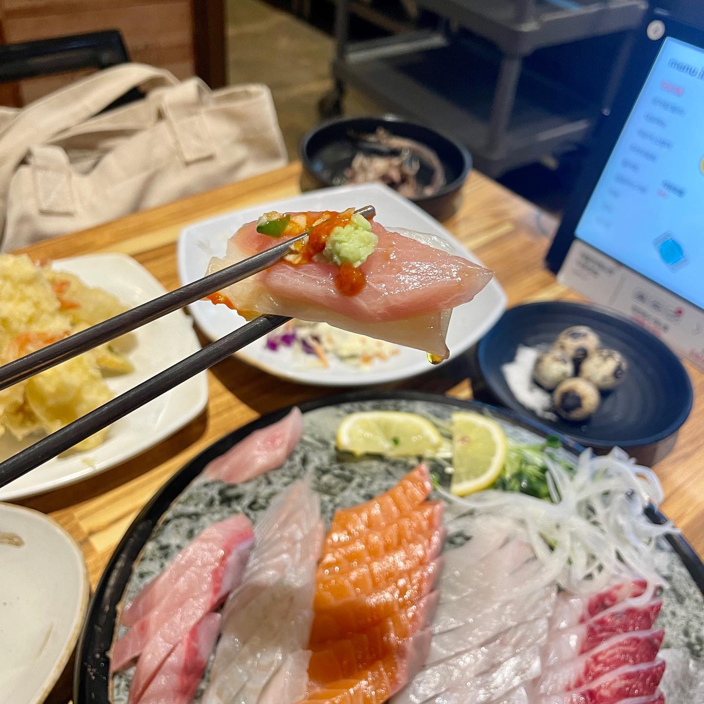 #협찬

인천의 횟집이 협찬으로 들어왔다!🫰🏻

우리는 연인보다 부부에 가깝지만ㅋㅋ(저날 각자 연애상담함)
🐟활어회🐠 5종과 초밥🍣 튀김🍤 매운탕🍲으로 구성된 연인세트와 새로🍾를 곁들였당
광어 우럭 숭어 방어 연어를 모두 맛볼 수 있어서 좋은 구성이였고, 회 한점이 비교적 작게 썰어져 있는건 좀 아쉬웠으나, 양은 많은 편이였다. 

스케다시로 🥚메추리알, 🥗샐러드, 🦈꽁치, 명란젓, 백김치 등이 있어서 회랑 너무 잘어울렸고
데이지가 생선을 엄청 잘 바른다는것도 알게되었다. 
추가로 셀프바에서 김치전도 해먹을 수 있어 가성비 좋은 것 같았다. 

수조에서 갓 잡은 횟감들을 바로 먹을 수 있는 베테랑 종합 어시장 로데오점 너무 추천한다!

베테랑종합어시장 로데오점은 인천터미널 바로 앞이라 접근성도 너무 좋고, 무엇보다 작지만 주차도 가능했다! 

 #베테랑종합어시장 #구월동맛집 #구월동횟집 #인천맛집 #구월맛집 #구월로데오맛집 #인천로데오맛집 #인천횟집 #인천회 #인천회맛집 #인천터미널 #인천터미널역 #맛집 #데이지 #베테랑종합어시장로데오점 #횟집 #추천 #횟집맛집