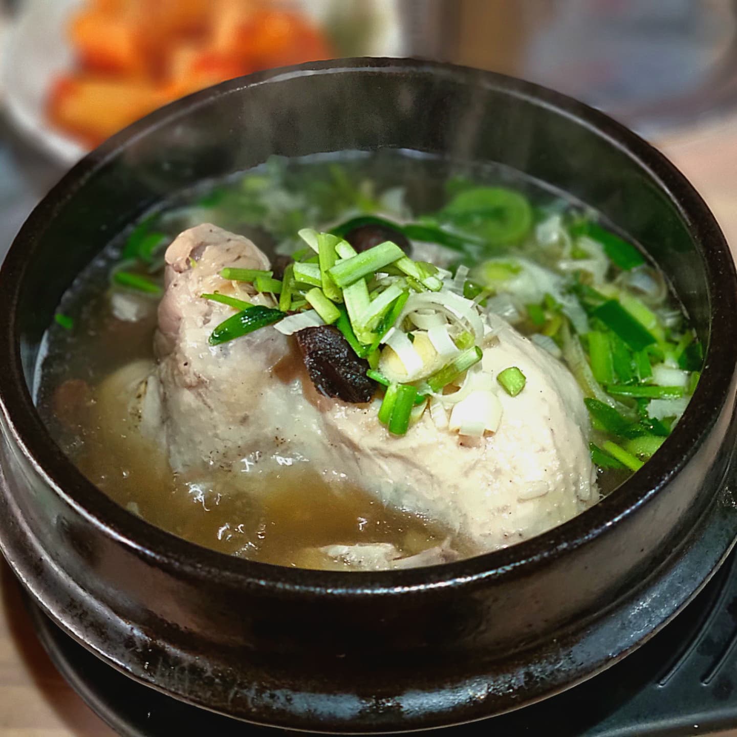 🤟 

#협찬
🔸️천만애능이백숙 [능이삼계탕]
🔸️경기 의왕시 오매기가운데말길 7 

오늘 리뷰는 "천만애능이백숙"입니다😃 

위치는 의왕IC에서 차량5분 거리에 있어요🚙 

한적한 자리에 위치하고 있어 넓은 주차장과 
야외좌석, 조경이 잘되어 있어 첫인상이 좋았어요👍
주차 공간이 충분하면 우선 합격이죠😄 

메뉴는 능이삼계탕으로 먹었습니다!😀 

삼계탕이 나오기 전 밑반찬이 테이블에 깔리고
밑반찬을 맛보면서 삼계탕이 더욱 기대됐어요!
맛집은 밑반찬부터 맛있잖아요😋 

김치와 깍뚜기도 적당하게 익었고 
간도 짜지 않아 너무 맘에 들었어요👍 

도라지? 더덕? 무침도 계속 입으로 들어가더라구요😋 

삼계탕이 나오는 순간 삼계탕 위에 올라가 있던 
능이버섯이 눈에 확 띄었고 👀
산산조각을 내서 나오는 다른 식당과 다르게 
큼직큼직한 능이버섯이 올라가 있는데 
삼계탕을 먹으면서 계속 나오더라구요😄 

닭고기도 얼마나 부드럽게 푹 고았는지 
입에 넣으면서 뼈와 살이 호로록 분리🤩 

먹기편해서 너무 좋았고 오래 고아서 그런지
육수 또한 일품! 엄청 찐한 육수😍 
조미료 안들어간 닭육수 몬지아시죠😍 

삼계탕이 맛있으니 백숙은 찐이겠죠👍 

다음에는 백숙먹으러 가보려구요😀 

이상 능이만땅 부족한게 없는 맛집
"천만애능이백숙" 리뷰였습니다😍 

#천만애능이백숙 #능이백숙 #능이삼계탕 #능이백숙맛집 #의왕천만애능이백숙 #백운호수백숙 #백운호수능이백숙 #백운호수천만애능이백숙 #의왕핫플 #의왕필수 #백운호수핫플 #백운호수맛집 #백운호수모임 #백운호수데이트 #의왕데이트 #먹소통 #먹팔맞팔 #먹스타 #먹소통맞팔