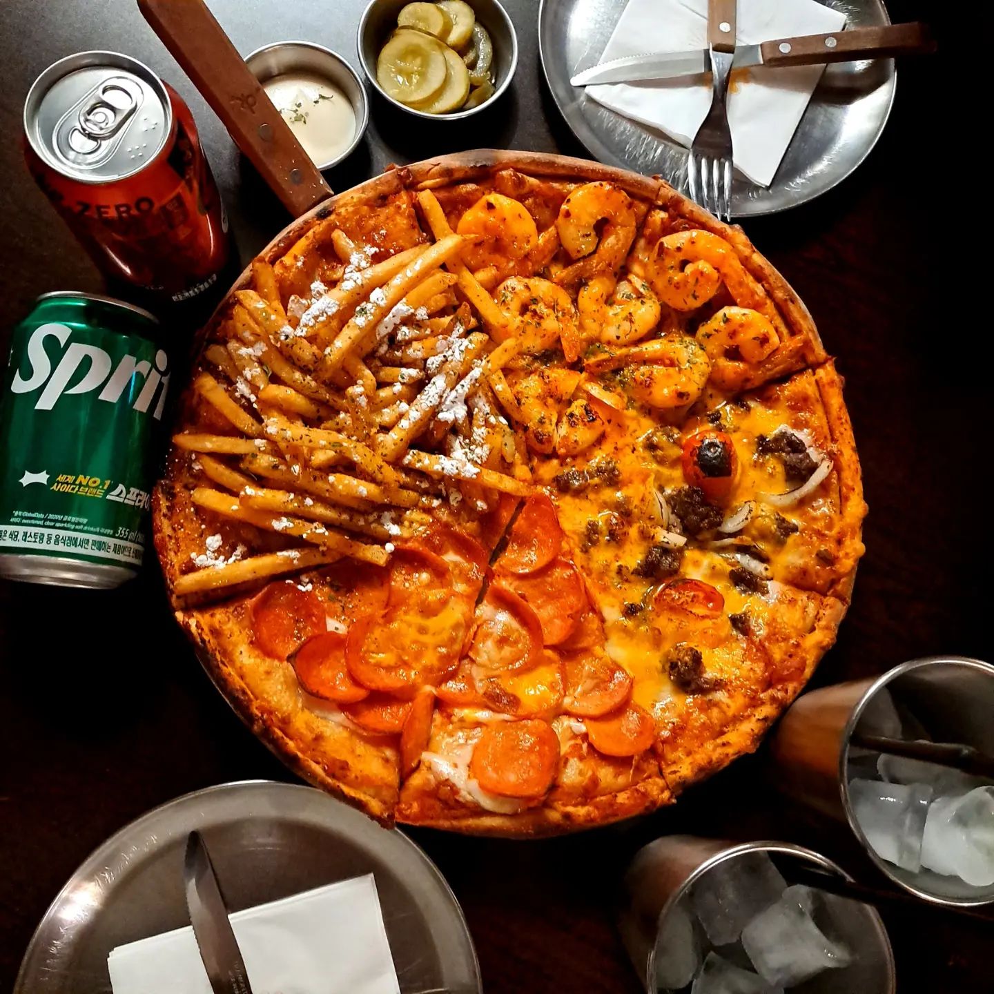 #협찬 <연남 백스트리트피자>
4가지맛의 피자를 한번에 맛 볼 수 있는 피자 맛집 

홍대입구역 3번 출구 부근에 있는
<연남 백스트리트피자>에 다녀왔습니다! 

피자를 먹을 때 마다 하는 최대의 고민은 역시
어떤 피자를 먹을까? 인것 같아요🤤 

<연남 백스트리트피자>에서는 고퀄리티의 네가지 메인메뉴를 한번에 먹을 수 있어 메뉴를 고민할 필요가 없다는게 너무 좋더라구요 ㅎㅎ 

메뉴는 백스트리트피자의 시그니처 메뉴인 쿼터 스트릿을 시켜보았습니다! 

쿼터 스트릿은 포테이토킬러, 페퍼로니샷건, 치즈&패티 밤, 쉬림프 갱스터 

위 4가지의 메뉴가 한곳에 각각 두조각씩 나오는 피자인데 

고퀄리티의 피자들이 한 판안에 가득 담겨있는 먹스러운 비주얼에 먹기전부터 침이 고이더라구요😍

🎈포테이토 킬러 - 베이컨과 시즈닝 감자튀김이 수북히 쌓여진 포테이토피자! 

피자위에 달콤한 시즈닝이 된 감자튀김과 베이컨이 올라가 있었어요 

특히 감자튀김의 양이 따로 시킨것처럼 피자위에 수북하게 쌓여있더라구요😍 

달콤한 감자튀김을 물리지 않게 짭짤한 베이컨이 보조 해주어 물리지 않고 제대로 된 단짠맛을 느꼈습니다😆 

피자에 올려진 감자튀김을 주문시 나오는 소스에 찍어먹고 베이컨이 얹어진 피자를 한입 먹는 방식으로 먹으니 더욱 맛있더라구요 ㅎㅎ

🎈페퍼로니 샷건 - 페퍼로니로니가 한가득한 페퍼로니피자! 

가장 좋아하는 피자를 고르라면 페퍼로니피자를 고를정도로 페퍼로니 피자를 좋아하는데 

페퍼로니 샷건은 도우 위에 빈 공간이 보이지 않을만큼 페퍼로니가 정말 한가득 하더라구요😆 

달콤한 포테이토 피자 이후에 매콤짭짤한 페퍼로니 피자 먹어주니 

음식의 조합이 왜 중요한가에 대해 다시 한번 깨달았습니다😄

🎈치즈&패티 밤 - 소고기 패티가 들어간 치즈버거피자! 

토핑은 소고기, 할라피뇨, 토마토, 체다치즈가 주를 이루었는데 

한입 먹어보니 정말 조합이 잘 된 치즈버거를 먹고 있는것처럼 느껴졌습니다 

짭짤하기만 하면 물릴 수가 있는데 중간 중간에 들어간 할라피뇨와 토마토가 

짭짤함과 느끼함을 잡아주어 피자의 밸런스가 상당히 잘 잡히게 되더라구요😍

🎈쉬림프 갱스터 - 오동통한 버터 새우가 한가득! 

크고 통통한 새우들이 도우를 가득 채우고 있었습니다 

이렇게 많이 넣어주시면 남는게 있으실까..? 라는 생각이 들더라구요😆 

고소한 버터새우와 살짝 매콤한 쉬림프 갱스터의 베이스 소스 조합이 

앞선 피자들을 먹고 마지막 마무리를 깔끔 하게 하기에 정말 딱 좋았어요😍

각 피자들속의 토핑들과 소스의 조합도 훌륭했는데 

각각의 메뉴들이 서로 다른 메뉴의 맛을 더 끌어낼 수 있게 구성된점도 너무 훌륭했습니다

토핑들도 겹치지 않으면서 가득해 먹는 내내 입이 즐거웠고 

레귤러인데도 평소 피자 한판은 거뜬히 먹는 저와 제 일행 둘 다 배가 부를정도로 사이즈도 크더라구요😍 

다양한 토핑이 가득한 고퀄리티 피자를 한번에 맛 볼 수 있는 <연남 백스트리트피자> 

피자가 생각 나실때마다 방문 하시길 강추드립니다🥰

❤쿼터스트릿R 36,000원
❤서울 마포구 동교로 245 4층, 백스트리트피자 연남점
❤영업시간 : 매일 12:00~23:00(22:15 라스트오더) 

#백스트리트피자 #백스트리트피자연남점 #연남동맛집 #홍대맛집 #연남동맛집추천 #홍대맛집추천 #연남동피자 #홍대피자 #연남동데이트 #홍대데이트 #연남동핫플 #연남동피자맛집 #홍대피자맛집 #연남동피맥 #홍대피맥 #피자 #서울맛집 #데이트맛집 #먹방 #먹스타맞팔 #먹스타 #맛스타그램 #맛집 #일상 #데이트 #맞팔 #먹팔
