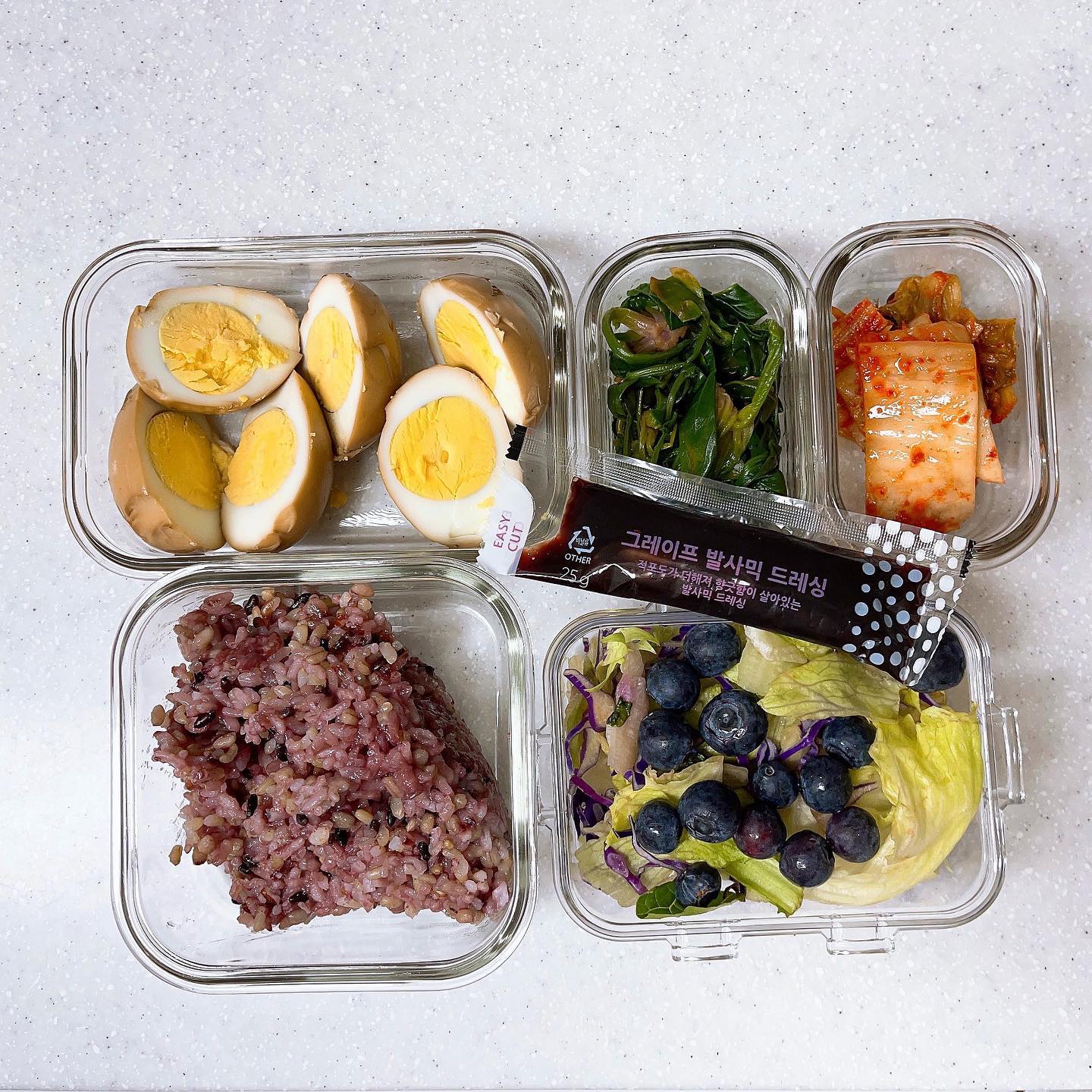 🍱23.1.30(월) 도시락 
잡곡밥
시금치무침
배추김치
계란장조림
블루베리샐러드

명절도 지나고 본격 일상생활 시작 = 도시락인생 시작 🫡
요리똥손은 반찬걱정 😱😱😱
#직장인도시락 #집밥도시락 #건강한도시락 #남편도시락 #쉽게싸는점심도시락