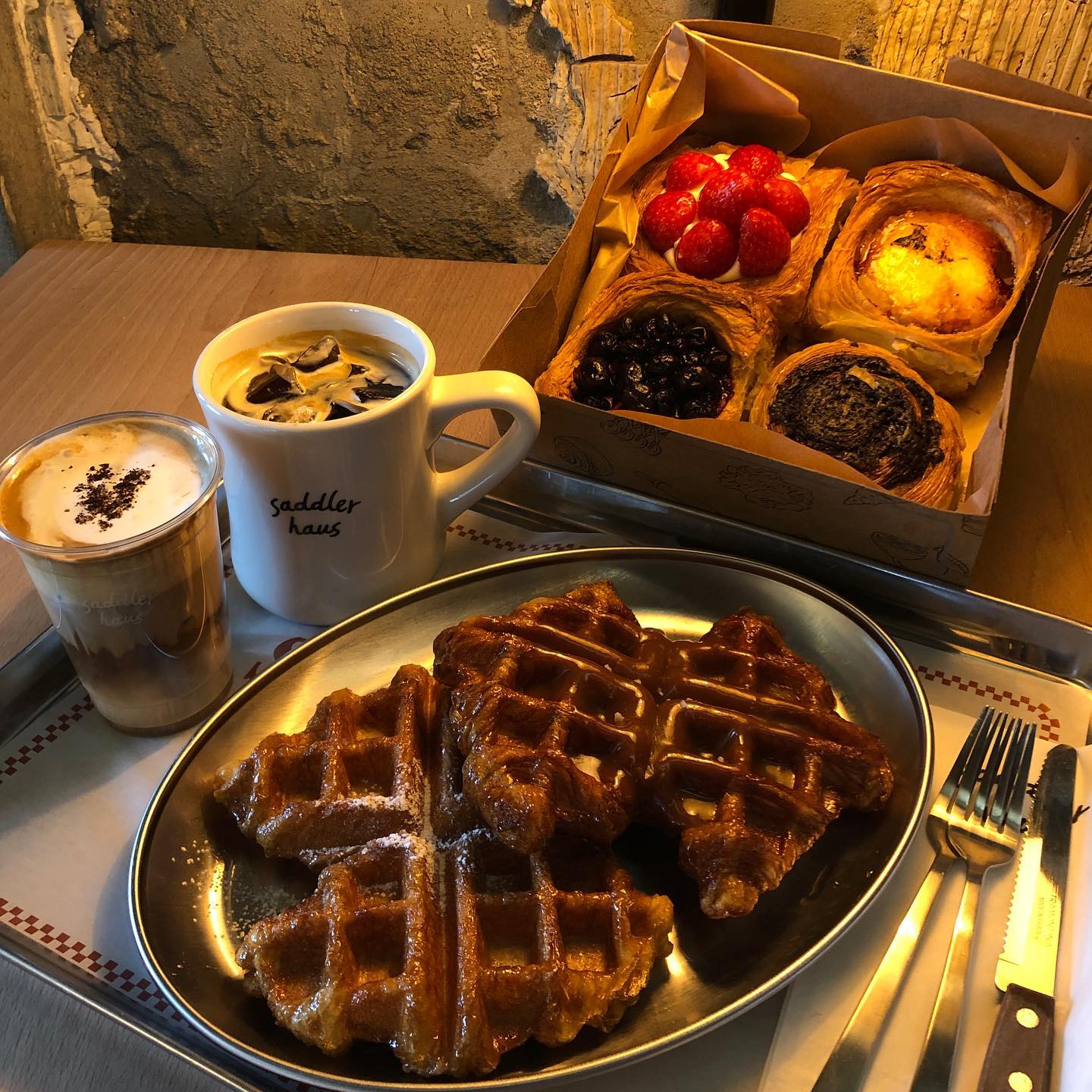 ▪️새들러 하우스

☕️아이스 아메리카노는 산미 없이 적당히 고소한 맛으로 탄내는 딱히 안났고 많이 쓰진 않았다.
새들러 슈페너는 크림도 부드럽고 달달~해서 맛있었다.

🧁디저트는 다양하게 주문했는데 그 중에서 딸기 올라간 시즌메뉴 스트로베리 번이 압승,, 진촤 맛또리.. 두번째로 맛난건 크림 브륄레! 기본 계란 타르맛인데 큰사이즈 느낌이었다. 기본에 충실한 맛이라 배신 안할 맛으로 다음에 가면 또 먹을 것 같다.

📍서울 강남구 도산대로17길 10 B1 새들러하우스