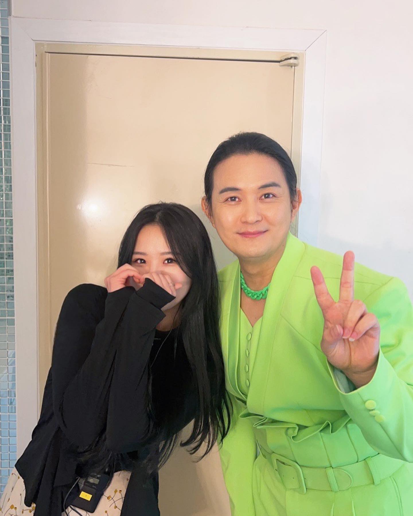 푸헤헤 공연중!! 게스트로 와주신 울 명창이모님과‼️‼️,,,는 사실 장난이구 형광 연두색이 너무 잘 어울리시던 노라조의 조빈님과💚
저번 락밤때도 이번 락밤때도 함께할 수 있어서 넘 행복했습니당‼️
덕분에 에너지충전완료오!!! #니팔자야_아대박_왕대박_또대박
2023년도 올해는 대박이야아ㅏ~💪🏻