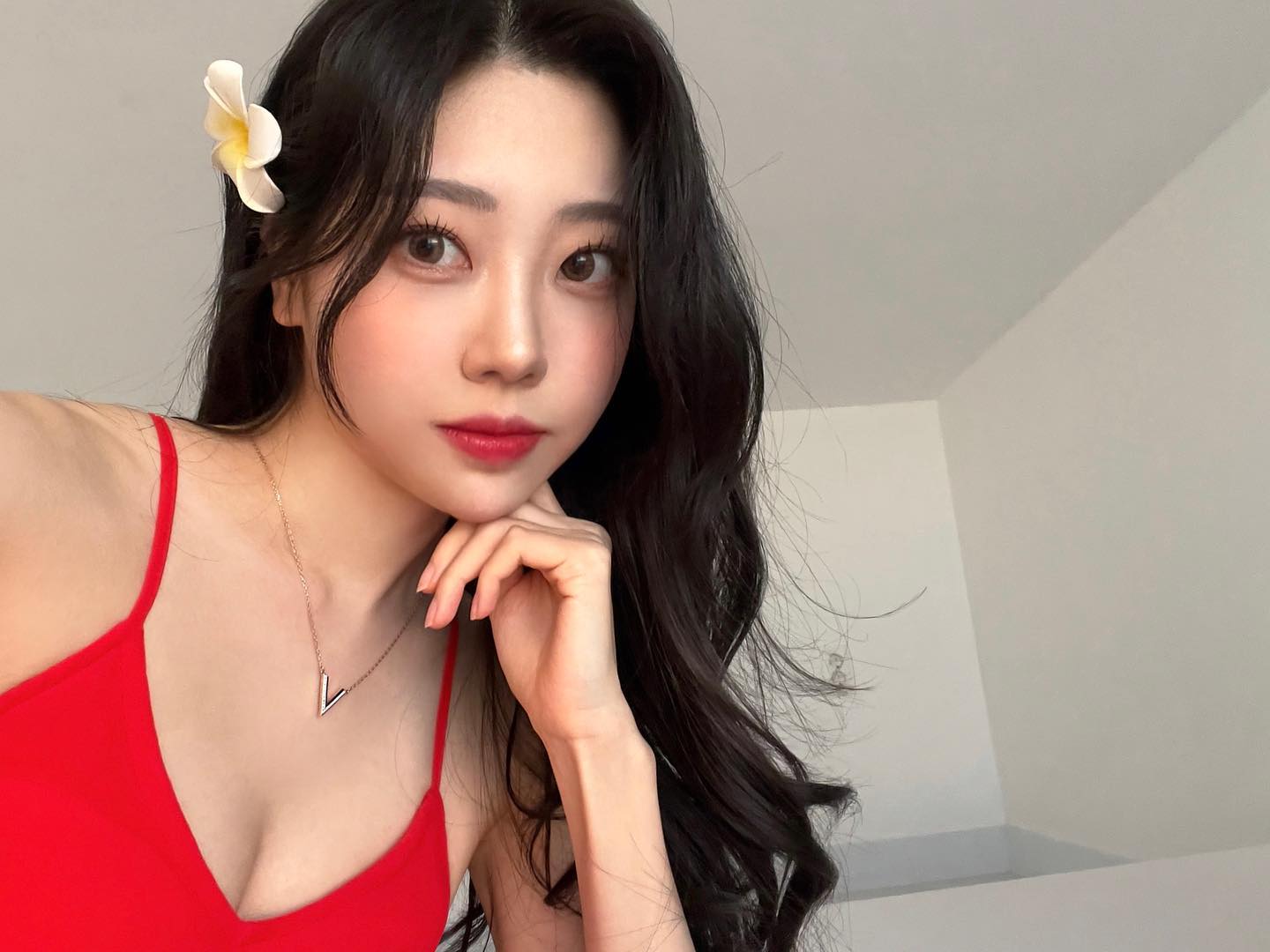 셀카를 많이 안찍는 이유.
넘 어색훼~ 찍을땐 괜찮은것 같은데
찍고나서 보면 이상한것 같은 기분😂
