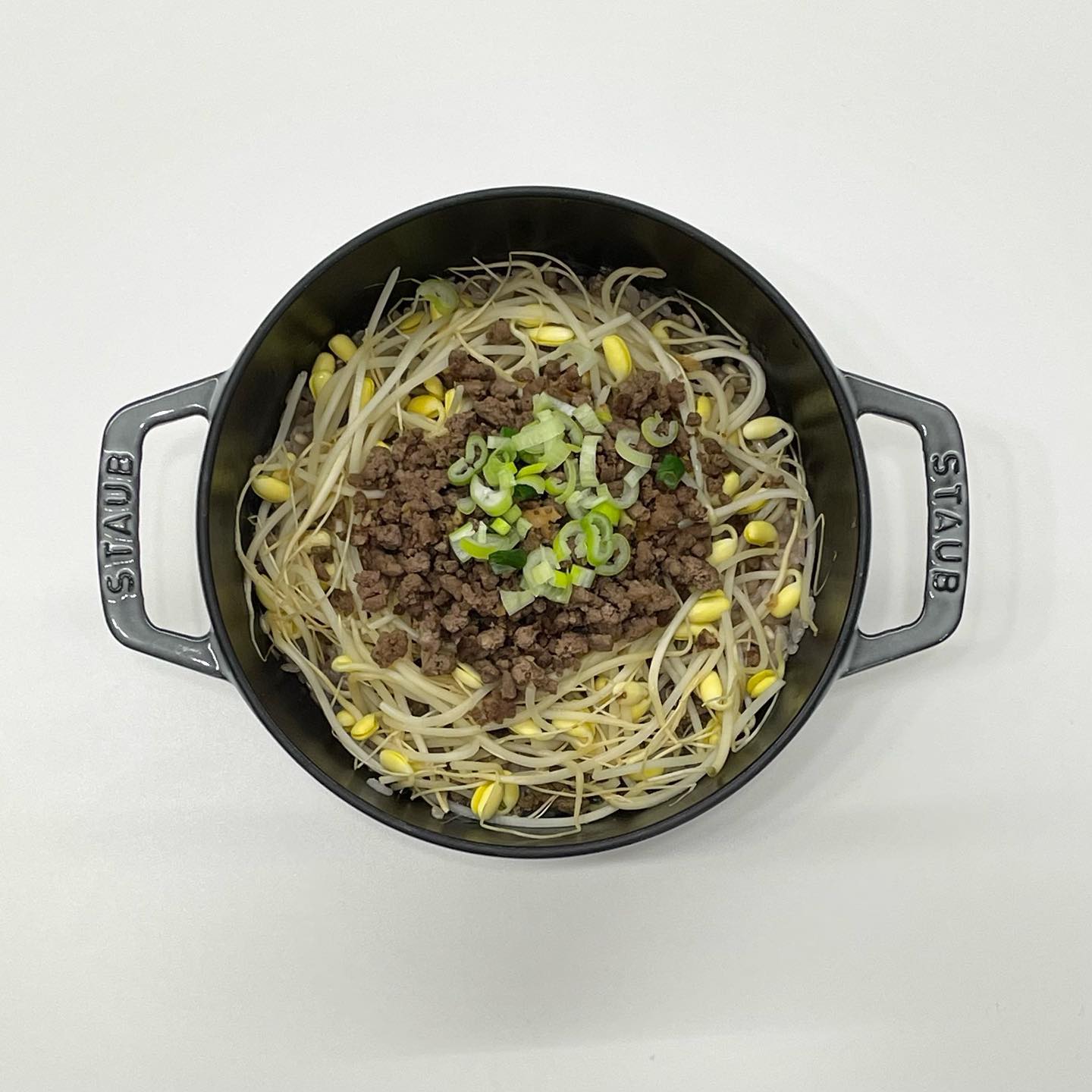 처음 만들어본 #솥밥 
소고기콩나물솥밥 만들었어요 !!

집에 잡곡뿐이라 현미가 들어가서 살짝 .. 아쉬웠...
또 물기가 살짝 부족한 느낌으로 솥밥이 되어버렸어요ㅠ 

근데 대존맛으로 먹을 수 있던 이유는.. 
간장 베이스 양념장 대신 
매콤순두부찜 만들어서 찜 소스랑 비벼먹었는데 미쳤어요 🤤
한국인은 매운맛인가봐요😂

10분 컷 순두부찜 레시피 공유할게요❤️
1️⃣넉넉히 기름을 두르고 다진양파를 볶아 놓아요
2️⃣고추가루2T, 진간장1T, 참치액1T, 다진마늘1T, 맛술1T, 참기름0.5T,깨로 양념장 만들어요
3️⃣1번에서 볶은 양파를 양념장과 버무리고
4️⃣순두부 위에 양념장 얹어서 전자렌지에 2분 돌리면 끝이에요!!!

밥도둑이니까 꼭 드셔보세용❤️

#콩나물밥 #콩나물솥밥 #소고기콩나물밥 #스타우브솥밥 #순두부찜 #10분컷요리 #집밥 #집밥메뉴 #점심메뉴 #저녁메뉴 #점메추 #저메추 #홈쿡 #홈스토랑 #밀키트 #간편식 #자취요리 #신혼요리 #신혼밥상 #요리스타그램 #집밥스타그램 #먹팔 #소통 #욤욤쿡