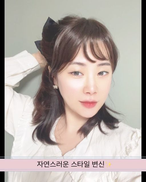 BYUL✨ on Instagram: "#협찬 앞머리를 자를까, 말까?💇🏻‍♀️
항상 고민되는 와중에 ✨#핑크에이지 #소프트풀뱅 도착!
앞머리가 채워지는 풀뱅 스타일이 확실히 어려 보이네요
더군다나 ✔️소프트풀뱅은 사이드까지 연결되어서 자연스러웠어요🙈🙉

𖤐  단 10초! 똑-딱! 쉽고 빠른 착용 가발을 처음 사용해 보는 사람도 쉽게 착용할 수 있도록 착용만 하면 스타일링 끝
𖤐 360도 FULL COVER 이마, 옆머리, 정수리 등 360도 면적을 커버해 경계가 티 나지 않게 무지 자연스러움
𖤐 인모와 유사한 모스트 원사, 특수 코팅으로 부자연스러운 광택 없어요
𖤐 시스루뱅부터 풀뱅, 사이드뱅가지 내가 연출하는 대로 다양한 스타일 가능!

˘ᗜ˘ 앞머리에 대한 고민 있으신 분들!
과연 뱅 스타일이 나와 어울릴지 궁금하신 분들에게 추천해요💕✨

#pinkage #렛츠뱅 #소프트풀뱅 #가발 #앞머리가발 #여자가발 #부분가발"