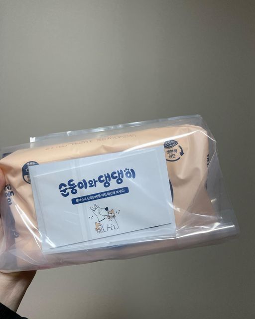 꿀이🍯 on Instagram: "#제품 제공 #후기 꿀이도 처음으로 이벤트에 당첨되어 후기를 남겨봅니다 오늘 산책 갔다가 발을 순둥이 물티슈로 닦아줬는데 꿀이가 발을 덜 핥다고요 발바닥도 다른 타사 브랜드 물티슈에 비해 반들반들해졌어요 가장 중요한 한 가지 안 닦이는 거 없이 잘 닦였어요 꿀이는 만족합니다

#🍯💛꿀이네💛🍯 
#협찬환영 
#제품제공솔직후기 
#제품제공환영"