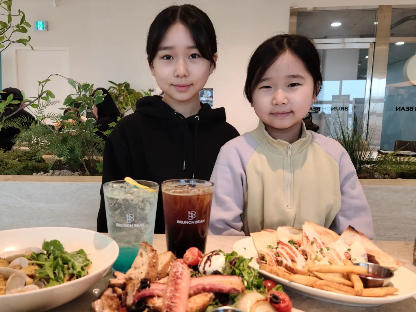 #협찬
브런치 카페. 브런치빈 지축점!!
스타필드고양 가기전에 들렸는데
가까운데다가 맛있어서 완전 만족😊

채아, 채린이 너무 잘 먹어서 뿌듯🍝
샘플러, 봉골레파스타, 비프퀘사디아

채린이는 원래 크림파스타만 먹는데
다른거도 먹어보라고 봉골레 시켜줬는데
맛있다고 거의 혼자 다 먹어버리고 ㅎㅎ

주문한거 다 맛있고 푸짐하고 가격대도
좋아서 가족들과 주말에 식사하기 좋을듯♡

#고양브런치 #지축브런치 #지축브런치카페
#지축브런치맛집 #고양브런치카페 #브런치맛집
#덕양구브런치카페 #덕양구브런치 #삼송브런치
#삼송브런치카페 #브런치빈지축점 #브런치빈

#오채아 #아역배우 #중학생배우
#청소년배우 #주니어모델 #광고모델
#영화배우 #오채린