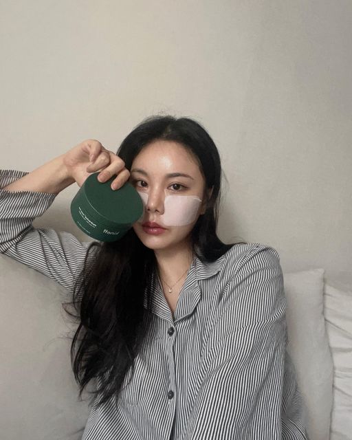 마이주뷰뷰 on Instagram: "#협찬
빠르고 간편하게 3분만에 수분충전!!
피부진정에 좋은 병풀추출물이 무려 74.7%로가 함유되어 있어서
울긋불긋한 피부에 패드를 올려놓으면 빠른시일내에
피부온도가 내려가고 자극적인 피부가 많이 진정되더라구요~ 🙌🏻🌿
역시 시카 수분패드는 4계절 내내 필수템인것 같아요🥹
.
.
.
#키네프#키네프패드#수분패드#토너패드추천#토너패드
#토너팩#스킨팩#하이드라시카수분패드#병풀추출물
#진정패드#패드추천#수분충전#진정팩#뷰스타그램
#skincare#kineff#beauty#instagood"