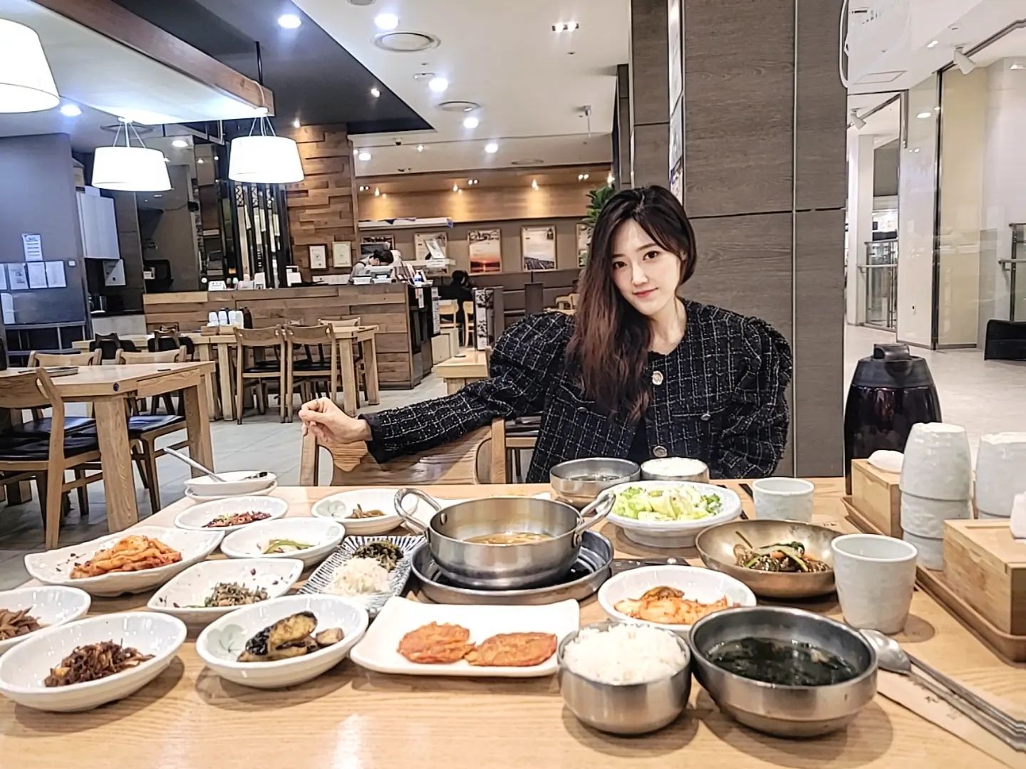 우린 한식파라 진수성찬 좋아함😄
든든히 먹고ㅎㅎ건강해진 느낌!!
오늘 브라우스하나보려구 #영등포신세계 #영등포롯데 
#광명프리미엄아울렛 #엔터식스 #지하상가 까지 5군데
둘러보았지만ㅎㅎㅎ아직은 봄옷은 많이 안나와땁ㅜ
식품관가서 커피번이랑 초콜렛 최애음료수 사구 도령 히트택사주궁 별 건진건 없지만 
식사겸 쇼핑 드라이브데이트였다ㅎ여튼 같이해주어서 감사하오❣️2월부터 화이팅이야💕
.
.
#daily #ootd #selfiegram  #서울 #홍대 #강남 #selfie #셀스타그램 #맞팔 #좋아요 #좋아요반사 #이미지모델 #협찬 #뷰티모델#친구스타그램 #소통 #공유 #힐링장소 #안양 #범계 #좋아요#vlog