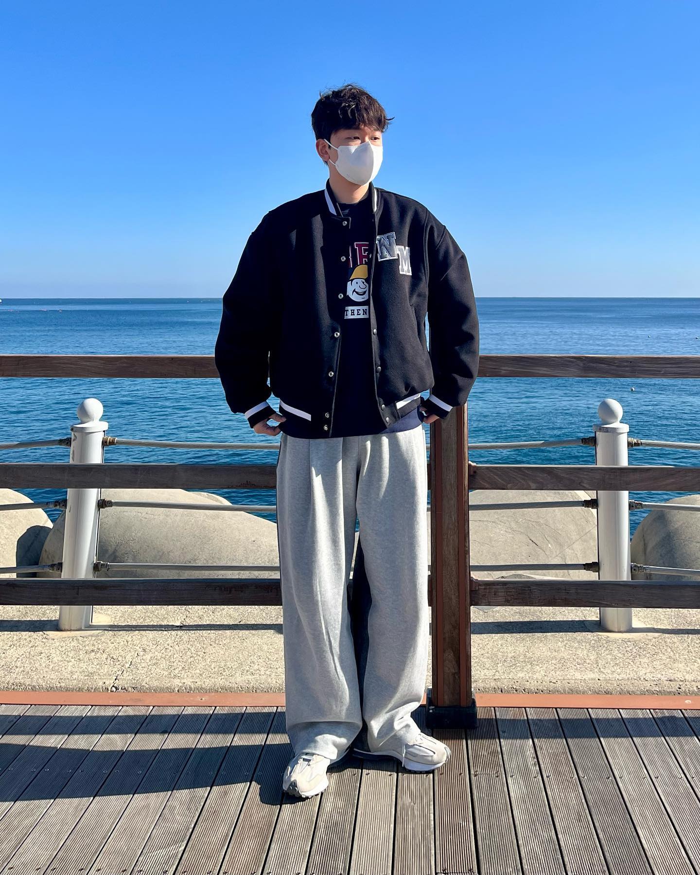 감기 3일차 한쪽 귀가 잘 안들린다😢
다들 건강 조심하세요...

outer- nomanual.designs 
top- ebbetsfield_kr 
bottom- xerobnr 
shoes- newbalance