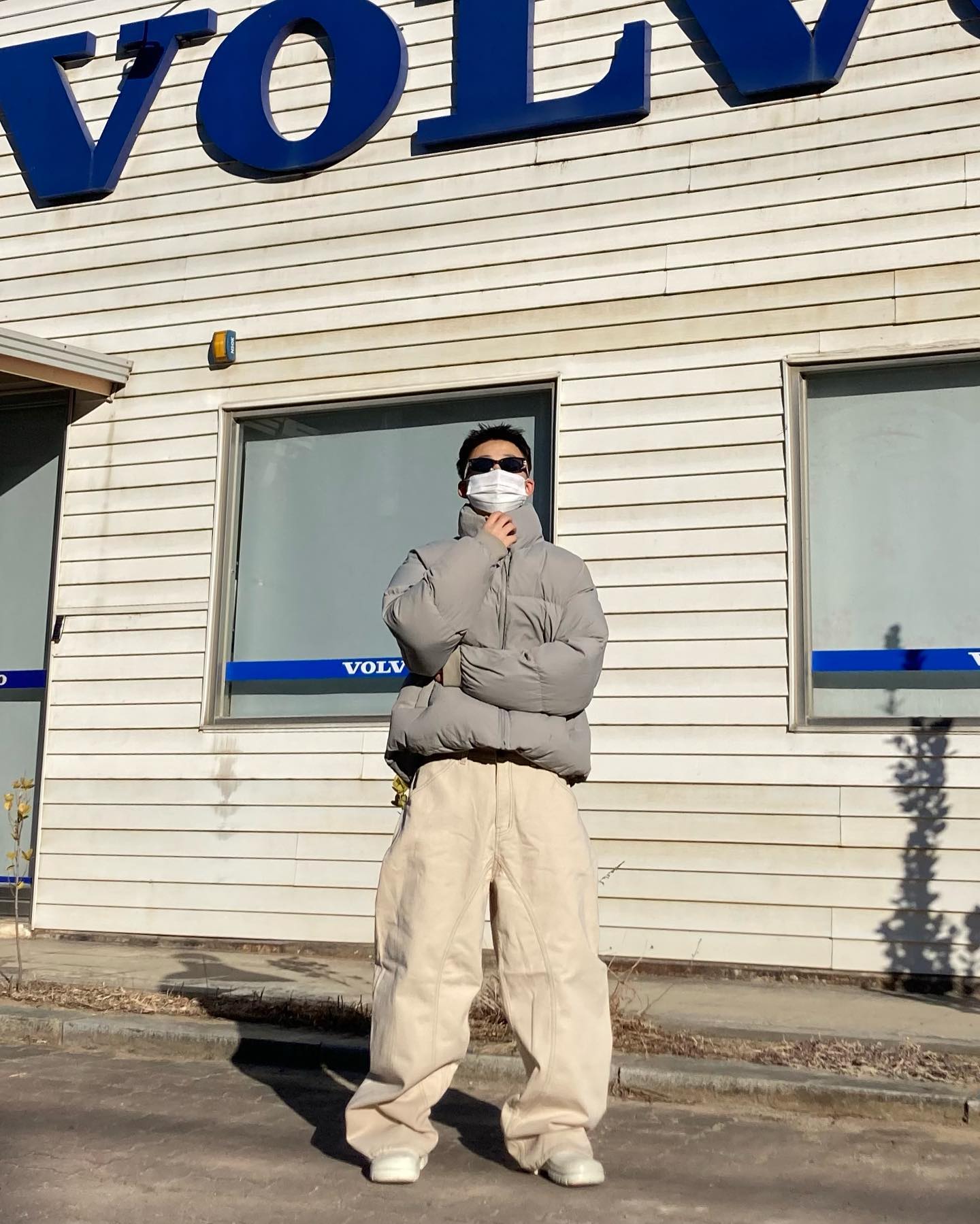 #협찬
겨울된지 한참인데 올리는 첫 패딩코디…☃️

썬글라스는 man.ri_ 에서 제공받았습니다
 
✔️블랙, 골드 배색으로 고급진 컬러웨이

✔가성비 끝판왕. 브랜드 썬글라스에 이정도 디테일 치고 가성비 좋다.

#선글라스 #만리선글라스 #선글라스추천 #남녀공용선글라스 #남자선글라스#여자선글라스