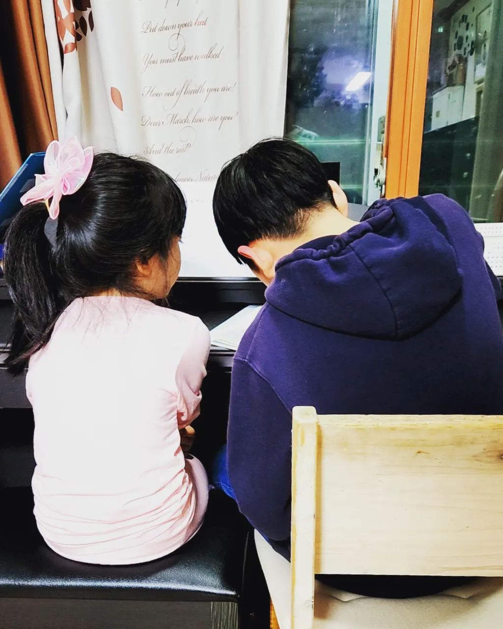 피아노 알려주는 오빠선생님♡
어제부터 음악샘인 오빠
계약금 100원인데 열심히하네ㅋ
학부형도 만족~ 학생도 만족
작심 한달은 가주길~

#자상한오빠 #귀요미남매 #내사랑 #남매일상 #뒷모습이예뻐서 #8살 #14살