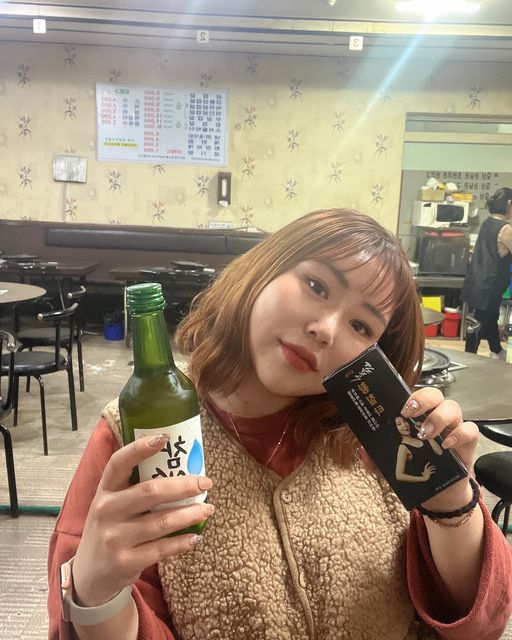 안채이 on Instagram: "#광고 @hwangchil_korea 
‼️황칠나무=인삼나무‼️
숙취해소제를 먹으면 속이 더 안 좋아서 먹지 않았던 나에게 숙취가 없어지는 인삼나무라고 불리는 황칠나무 숙취해소제가 왔당 ,,

다음날 숙취가 줄어들고 혼술할때, 지인들과의 술자리 효도품 황칠타!
가볍게 소주에 타서 먹으면 숙취가 싸악😜

🟡나무계에 인삼이라 하여 인삼나무라는 별칭을 가진 황칠나무는 만병통치약이라는 학명을 가지고 있답니다‼️

“20년 이상된 황칠나무" 만을 사용하고 있는 황칠코리아는 해남, 강진, 완도에서 약 40만평 이상의 대지에서 황칠을 재배하고 있다고해요😊

황칠나무에서는 항암,항염, 항균, 당뇨, 간기능개선, 항산화작용, 면역력증진, 항고지혈증, 남성 성기능 개선 및 대장질환 예방 및 개선, 암세포 억제 등 다양한 효능이 발견됐다고 합니다‼️

#숙취해소제#숙취해소법#숙취해소#소주숙취해소제#음주후숙취해소제#숙취해소제 추천#숙취해소제#소주#음주전숙취해소제#숙취해소제 언제#황칠타#황칠코리아#인삼나무#숙취제#소주에타먹는숙취해소제"