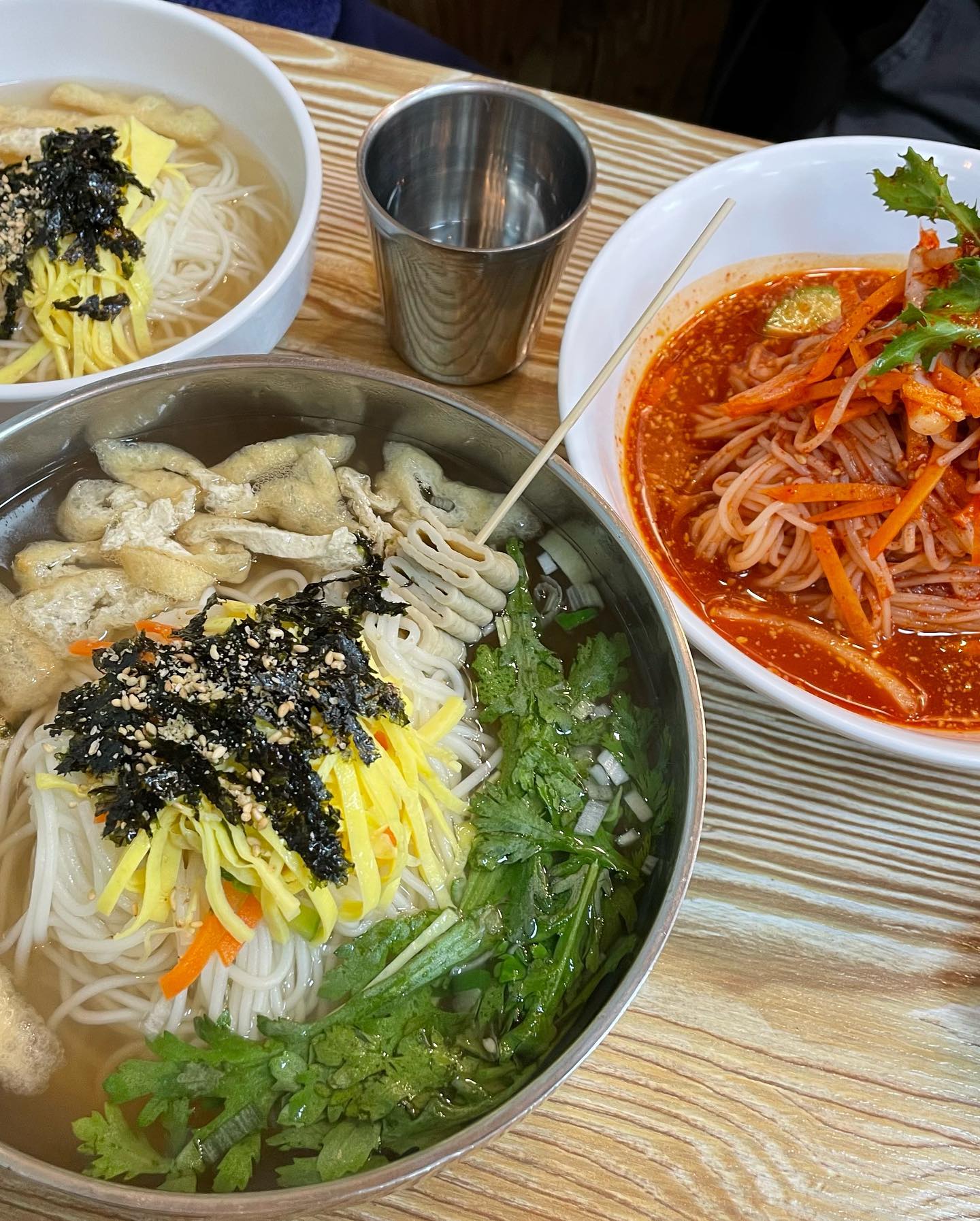 겨울엔 국수!!
먹어도 먹어도 맛나는 국수
가성비 최고 맛이졍 ㅎㅎ
아이들 메뉴도 있어서 같이 부담없이 식사하기에도 참 조아요~~ 

빛의속도로 면치기!!!!
후루룩쫩쫩🍜🍜🍜🥢🥢🥢

서빙 로봇 넘 귀여운게
울집에도 들이고 싶네요 ㅋㅋ

#망향비빔국수#망향비빔국수김포풍무점#김포잔치국수#김포국수맛집#김포점심메뉴#풍무동국수맛집#풍무동맛집