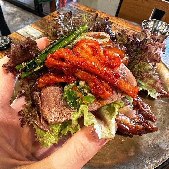 살뮤(먹스타그램) on Instagram: "#광고 미쳐버린 야들함의 족발 등장 #호야네족발

사람이 가득했던 #왕십리족발맛집 호야네

✔️족발 소자
깔려있는 뼈 네개에 윤기나는 족발 두줄
껍데기가 너무 야들하고, 딱 맛있고 적당한 단짠
살코기 부분이 퍽퍽한 족발도 많던데
살코기도 부들부들함👍

✔️막국수
산처럼 쌓아져서 나오는 막국수
야채가 푸짐해서 입가심으로 딱이었다
역시 족발과 환상의 조합 아닙니꽈

청양고추 소스 넣은 쌈과 어묵탕으로 다양한 변주까지☺️ 
김치도 빛깔이 완전 시뻘개서 나오자마자 입맛 자극 제대로였다

담엔 불족이랑 보쌈도 먹어보고싶은곳~~

#족발맛집 #불족발맛집 #족발보쌈 #한양대맛집 #성수동맛집 #보쌈맛집 #왕십리 #행당시장 #왕십리역"