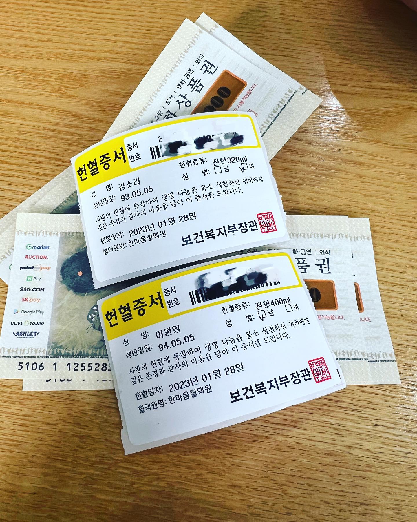 2주만의 상봉❤️
금토일월 함께🥰
같이 헌혈10회로 채웠당ㅎㅎ 
헌혈증서에 우리 생일 정말 똑같은거 넘나신기😍
포토그레이 처음찍었는데 너무 잘나왔단❣️👍
쿠우쿠우 /코노/포켓볼 다양하게 데이트❣️
일요일은 시외버스터미널 데려다주다 버스아저씨가 하차벨 눌렀는데 안내려주셔서 막차 놓치는바람에 월욜오전에 가기로하고 저녁에 간술 하러 중앙동 꽃다운주점 가서 사진도 찍고 데이트 마무리❤ 알차게 행복하게 즐겁고 재밌게 보낸거 같아서 기분좋아!❤️사진 찍을때 마다 느끼는거지만 둘이 웃는게 닮았다❤️ 주변에서도 닮았다고들 하구 기분좋아🥰
인스타 잘안올리는데 좋아서 올리고있당😊

leewonil211 사랑행❣️😘

#포토그레이 #성공적💕 #두번째인생네컷📷 #헌혈도함께 #착한커플👏 #알찬데이트❣️ #꽃다운주점안산중앙점 #분위기도좋고 #음식도맛있고 #너랑함께하는게젤좋아💕 #알찬주말보내기✌️ #럽스타그램❤️ #다음엔뭐할까❓
