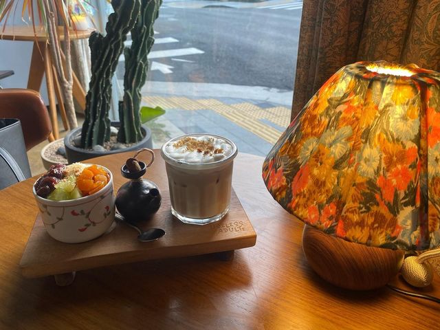 강채연 on Instagram: "#협찬 @useless_adult 안미츠 또 먹고 싶다..🤍🍨 #성신여대카페 #보문카페"