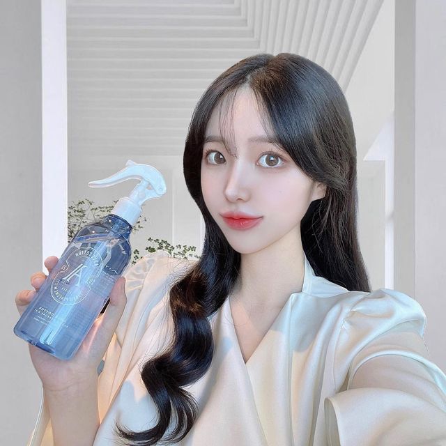 김소명 on Instagram: "#광고 기분 좋아지는 산뜻한 향의 탈취제 어떠세요🧸 매일 옷을 세탁하기 어려울때에 깔끔하게 관리해주고 있는데 탈취는 물론 정전기 예방까지🕊️ 저처럼
