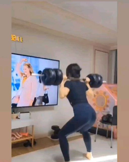 썬 on Instagram: ".
#광고

저 이제 집에서도 바벨로 운동할수 있게 되었어요🥹
저는 극 i성향이라 작년에 헬스장 다닐때도 웨이트존에 너무 너무 가고 싶지만 소심한 헬린이는 
가지도 못하고 유산소아니면 가벼운 덤벨 운동만 하고 왔는데...!! 
이젠 홈트로도 바벨 운동이 가능하답니당 😁👊😁
요 아이 이름은 바디스터에서 나온  #워터맥스무게조절덤벨 인데용! 
최대 35키로 까지 무게를 채울수 있어요.
사실 전 집에서 하는 8kg 덤벨 2개로 하체 운동 하는데 데드나 스쿼트 할때 무게를 더 올리고 싶어서 10kg 덤벨 2개를 더 구매할까 했거든요😆😆
이 제품은 바벨로도 사용할수도 있고, 분리해서 덤벨로도 사용할수 있답니당.
영상에서 저는 스쿼트는 14-15kg으로 들었고, 데드리프트는 24-25kg들었는데요 정말 자극 장난 아니더라구요😖

이 제품의 특징은 
혹여나 떨어트려도 층간 소음 걱정없는 무소음, 무충격 소재로 만들어졌고, 
타 제품처럼 모래 쏟아짐, 깨짐, 찍힘 등의 위험성이 없으며, 고중량으로 안전하게 운동이 가능하답니다!
그리고 이동이나 보관 시 물만 빼면 되는거라 부피도 적고, 무게를 다양하게 조절할수 있어서 전신근육에 골고루 자극을 줄수 있답니다😎

저처럼 헬스장은 왠지 두렵고, 몸 만들고 싶으신분들께 추천드려요😖
.
.
#바디스터#무게조절덤벨#스쿼트#홈짐#홈트레이닝기구#실내운동기구#무게조절바벨#덤벨세트#무게조절덤벨추천#조립식덤벨#덤벨세트#무게조절덤벨35kg#무게조절덤벨40kg#무게조절덤벨20kg#데드리프트"