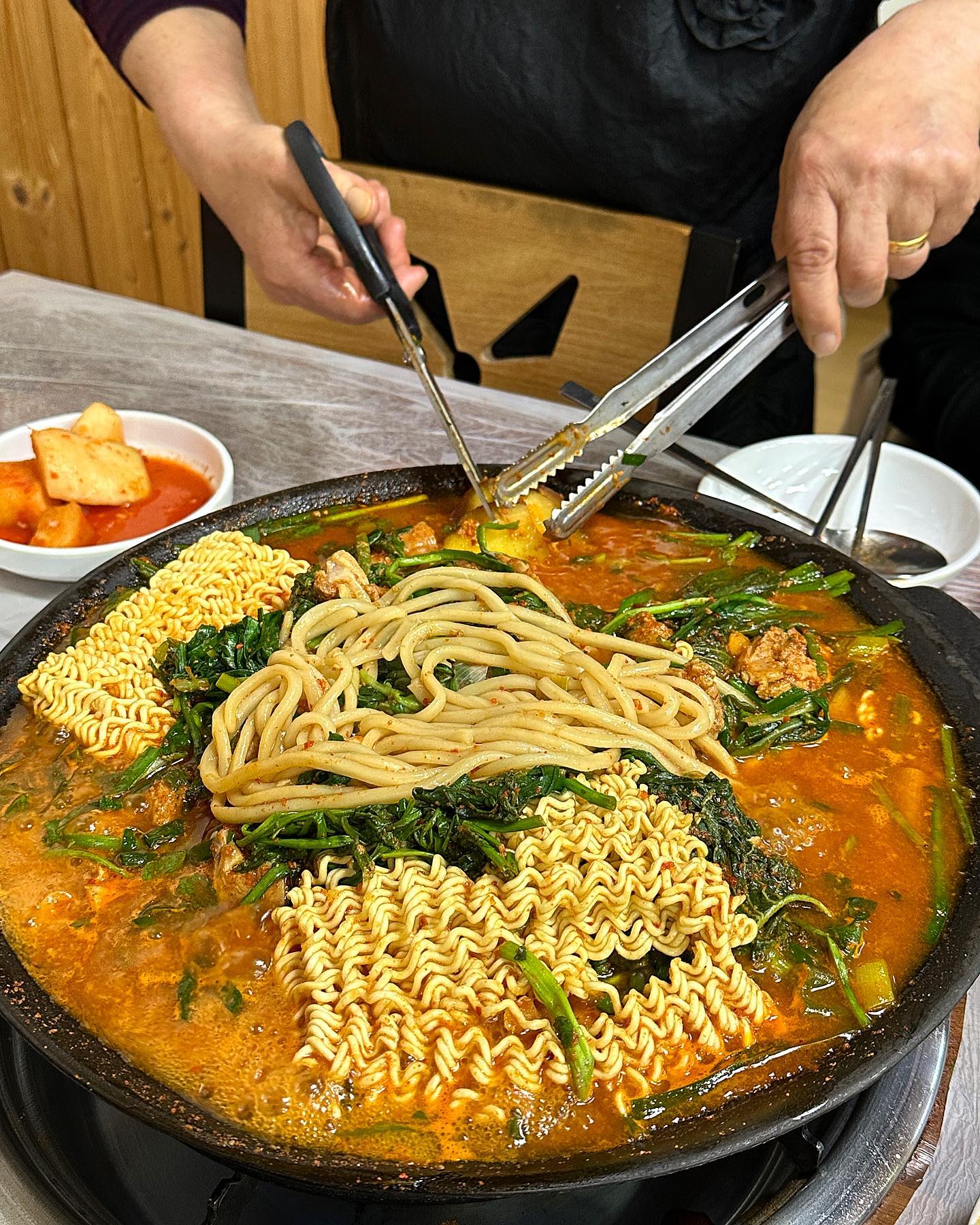 [물닭갈비 원탑 #텃밭에노는닭🐔]

#태백맛집 #동해맛집 #삼척맛집 #동해여행 #강원도여행 #물닭갈비 

동해에 놀러갔다가 40분이나 달려서 온 물닭갈비집!! 물닭갈비를 두세번?정도 먹어봤을 때 그저 그런 맛이라서 기대는 안 했었었거든요?!?😁 근데 옆에서 하도 맛집이라길래 살짝쿵 궁금했는데 이게 찐 물닭갈빈가용,,🤍 야채 먼저먹고 사리 먹고 닭갈비를 건져먹는데 닭갈비가 순살이 아니라 뼈가 있더라구요,,? 근데 이게 발라먹기 귀찮은데 Jmt이라 계속 먹게되요👏🏻 우동사리는 일반 우동면이 아니라 살짝 얇은데 직접 뽑아서 그렇다고 하시네요! 암튼 너무 맛있게 잘 먹고 왔어요‼️🥹 재방문의사 1000%💖

#박소떡_삼척