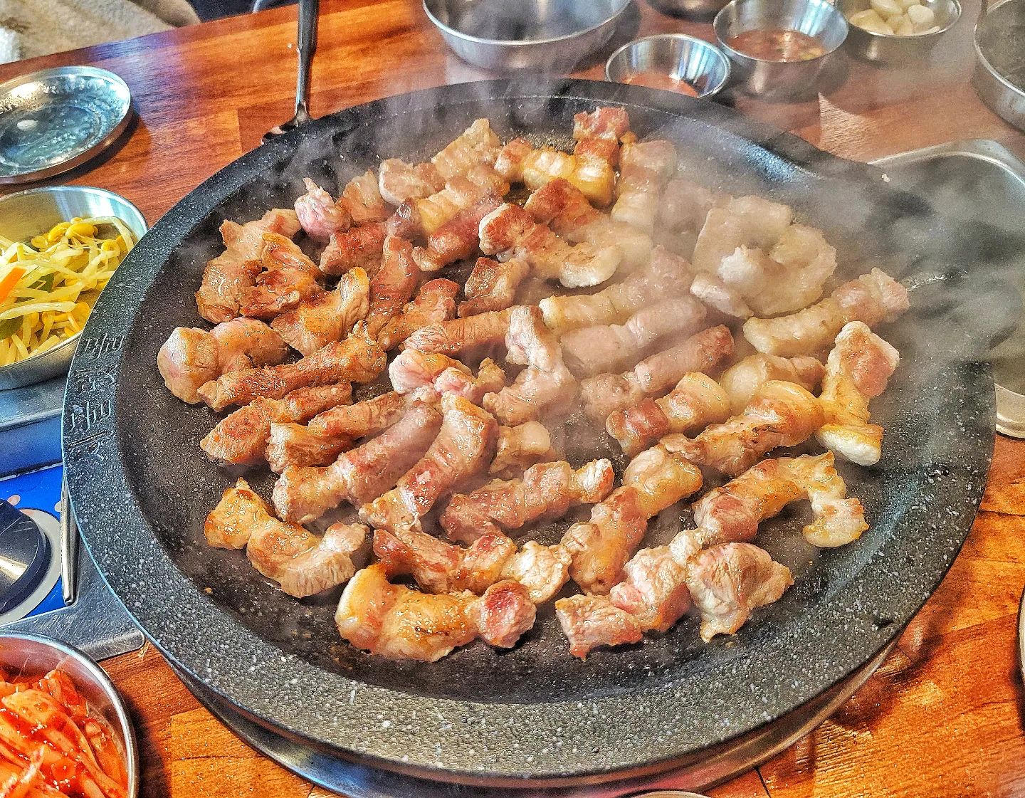 다른곳들은 일찍 문 안열어서 아쉬웠는데 오전부터 여니 좋았고, 

체인점인데 이곳저곳 어디서 먹어도 맛있네요
예술회관점 처음 갔는데 사장님 친절 해서 좋았어요! 

🏷  제주까망돼지 예술회관점
🧭 인천 남동구 문화로89번길 13 1층
⏰️ 11:00 ~ 24:00 (금,토만 01시까지)
 jeju_bk_pork

#돼지고기 #삼겹살 #목살
