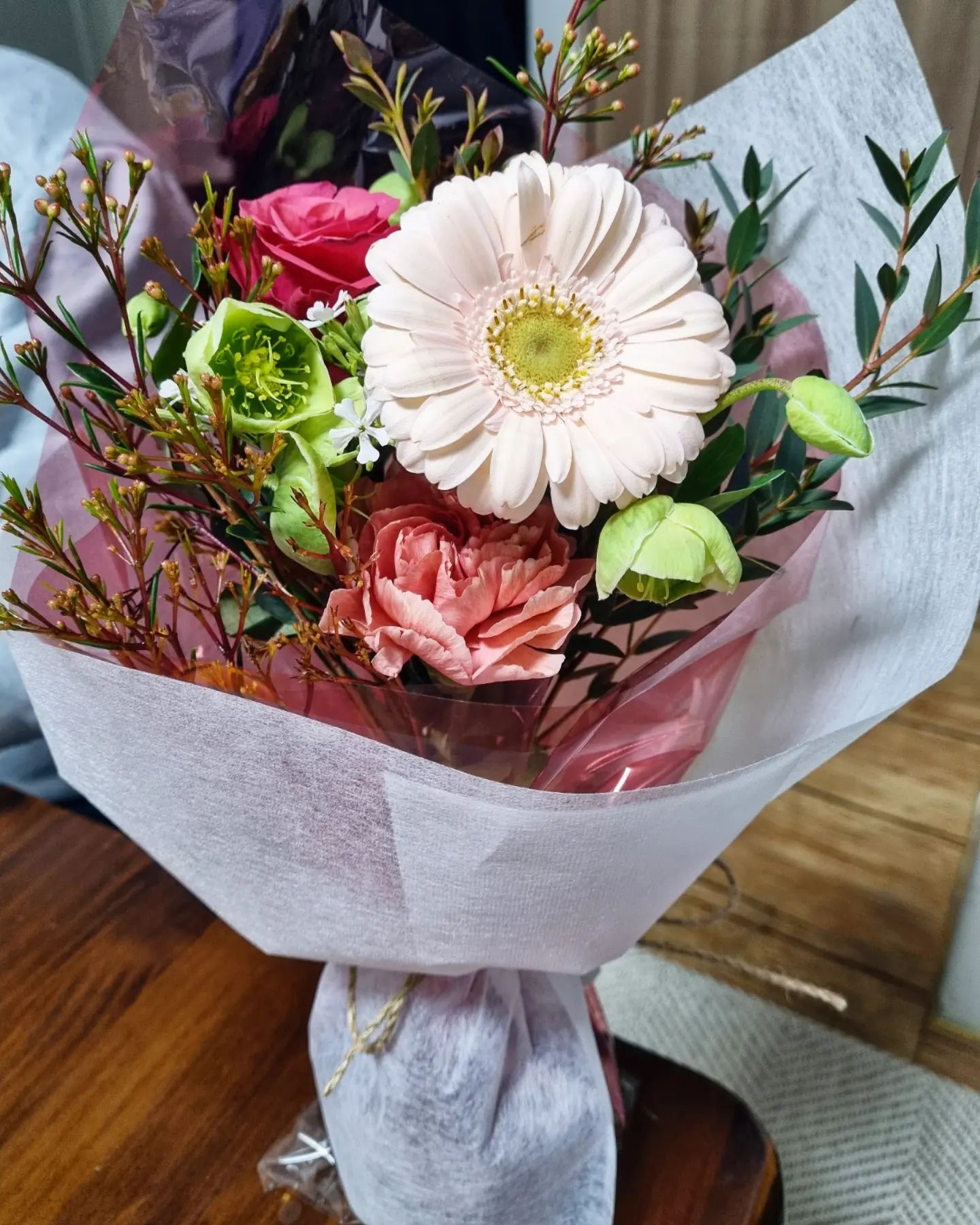 연애때부터 결혼 후에도 꾸준히 꽃다발 선물해주는 쏘스윗한 #내편 #감사합니다 #thankyou

#정기배송 #타카치장미 #거베라 
#마제스타카네이션 #할레보러스 
#시레네 #유칼립투스파블로 #씨드왁스플라워