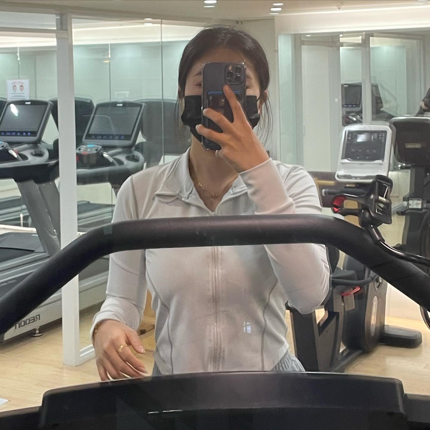 안녕하세여 인님들💙
저.. 오늘 피티 계약하고 왔써요,,
덕분에 궁핍해졌고 쪼달리지만
닭찌만 먹고 살죠 머..ㅎㅎ
아무리 생각해도 지금 헬스장에 모르는 기구도 넘 많고 적응도 안되구 루틴도 모르겠꾸!!!!! 좋은 피티쌤 만나면 좋겠는데 여자쌤이랑만 운동해봐서,, 남자쌤은 어떨지 또 모르겠네요,,
낮가려서 🥹 저 괜찮겠죠?! 안무서운 쌤으로 부탁드린다고 했써요..

저번에 직업퀴즈에서 아무도 제 직업을 못맞춰서.. 하하 저 세상 여성스러운 직업이거든요,, 네일아티스트☁️입니다,, 
사자들어가는 직업 말씀해주셔서 당황했어요 제가 머리가 좋았다면 성형외과 의사 했음 딱인데 아쉽네욤ㅎㅎ🤭

인님들 이제 제게 네일을 받으러 오세요,, 남성분들 케어해드릴께여 오세요,, 여성분들 조오지게 이쁘게 해드릴께요 오세욤 ㅎㅎ 네일계정도 만들어 봤는데 놀러와 주세요,,
tomornail_moi  하하 아직 계정은 허접합니다  손꾸락은 안허접하게 해드릴께요 저 잘해요.
바프찍으시기 전에 제게 오세욤 ㅎㅎ 저랑 운동 수다 떨면서 네일 받는거예요!!!! 뭐,, 진짜 받으실분 운동계정도 좋구 네일계도 좋구 편하게 디엠주세요 ㅎㅎ 

으랏차차 이제 생활이 뭔가 안정화 된거 같아서 다시 얄심히 운동해보겠습니다!!! 살짝 적응중이긴 하지만!! 건강하면 된거 아니겠어요~~?!?
굿밤입니당❤️