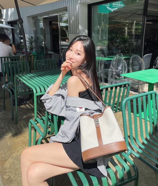 🎨 보경 on Instagram: "#협찬 휴양지는 내가 만들면 되는고지?🤣
햇살 좋다 못해 뜨겁던 날 🌞🌞🌞

세 번째 #분크 백 Festone Basket M
잘 들어지는 가방이 최구🤎👍🏻

W컨셉 썸머시즌 찰떡템!

👜 @vunque_official 
@WCONCEPTKOREA

 #W컨셉#WDNA#컨셉바이미"