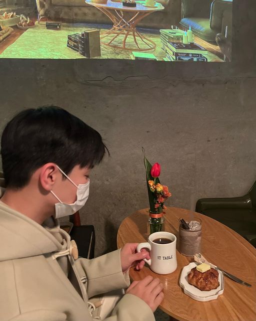 맛집찾는 이리 l 서울맛집 | 전국구 | 네이버대문사진 | 📸 on Instagram: "#광고 역삼동에 분위기 좋은 카페겸 와인한잔 할 수 있는곳이에요 ☕
원두부터 베이커리와 음료 모두
전부 수제로 하는곳이에요 
정성이 대단하시고 더욱 믿고 먹을만해요!!
카페 분위기도 은은한 조명으로 
어둑하니 좋더라고요
이곳 시그니처는 꿀자몽인거 같아요
은은향 얼그레이향에 커피맛이나는 얼그레이 아메리카노도 있고
맥주와 와인까지 있어요
오레오 프라푸치노는 오레오 아이스크림까지 올라가 있어 더욱 맛있었어요
편하게 쉬다올수있는 카페 였어요 

#역삼카페 #역삼동카페추천 #잇테이블 #ittable #강남카페 #역삼커피숍 #역삼동커피숍 #예쁜카페 #조용한카페 #데이트장소추천 #카페투어 #카페탐방 #강남역카페 #강남역추천맛집 #강남역카페추천#카페스타그램#빵지순례"