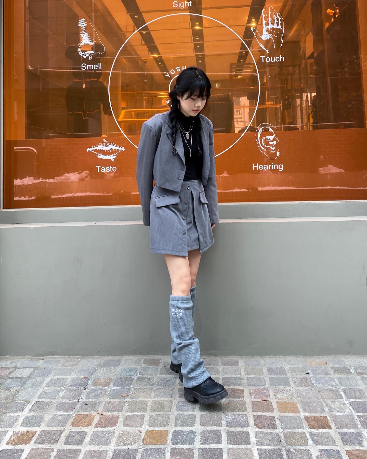 히히 날씨 좋아져서 다시 촬영시작🫡

안녕하새오- 성령입니다ᙏ̤̫

오늘은 제가 정말정말 좋아하는
그레이톤 무드로 준비해봤어요🙈

날씨가 급 포근해져서 약간 덥다는 생각까지 드는 요즘이랍니다..

다들 한파 때 감기 안걸리셨죠?😉
여러분은 역시 강할 거라고 저는 믿어요ㅎㅎ

오늘도 좋은 하루 보내세요😊🖤

#무신사크루 #봄코디