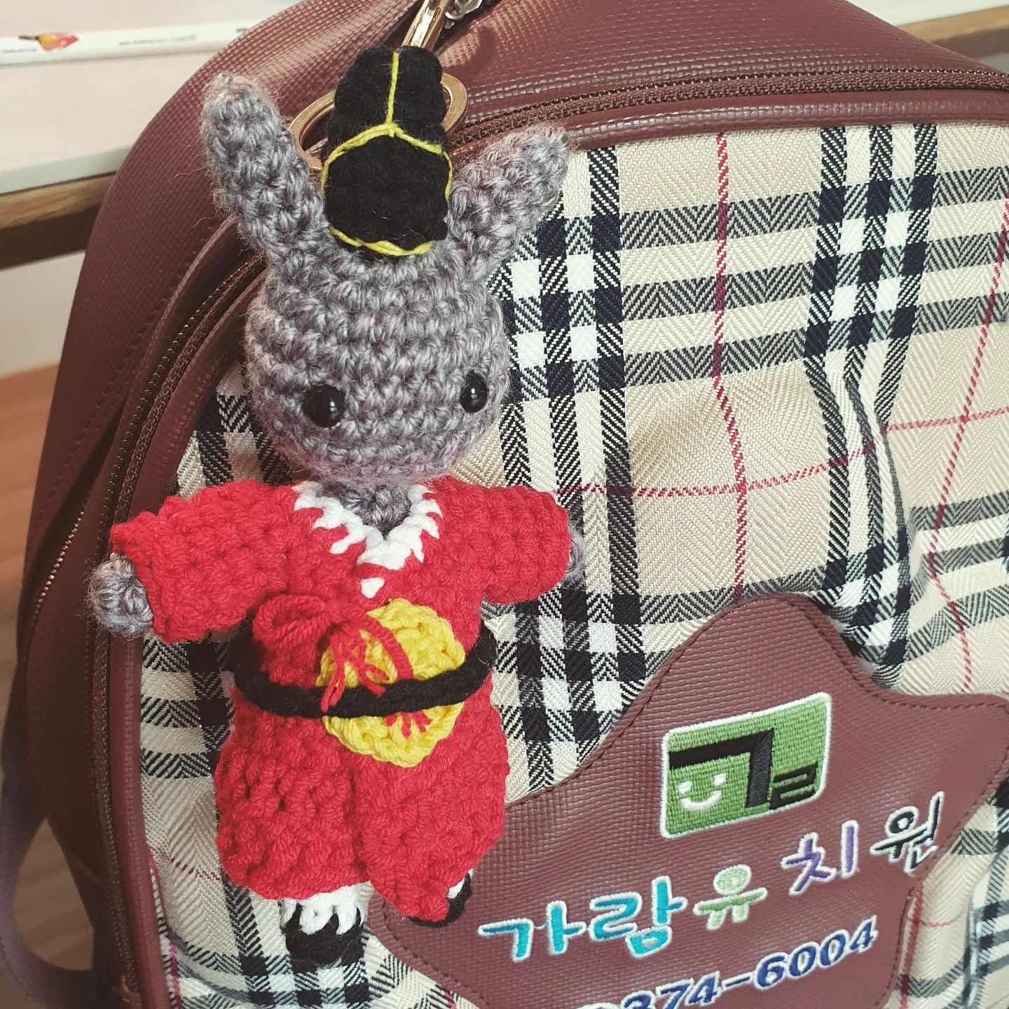 누나는 핵교를 안가서 #아직도멀었다방학
일단 먼저 아들가방에 #가방키링 #코바늘인형 장착
...자꾸 내시같은 느낌이...
눈이 너무 작은가...🤔 
목연결을 다르게해야겠다
#왼손잡이뜨개 #인형만들기 #작은인형 
#검은토끼의해 #토끼인형 #자작