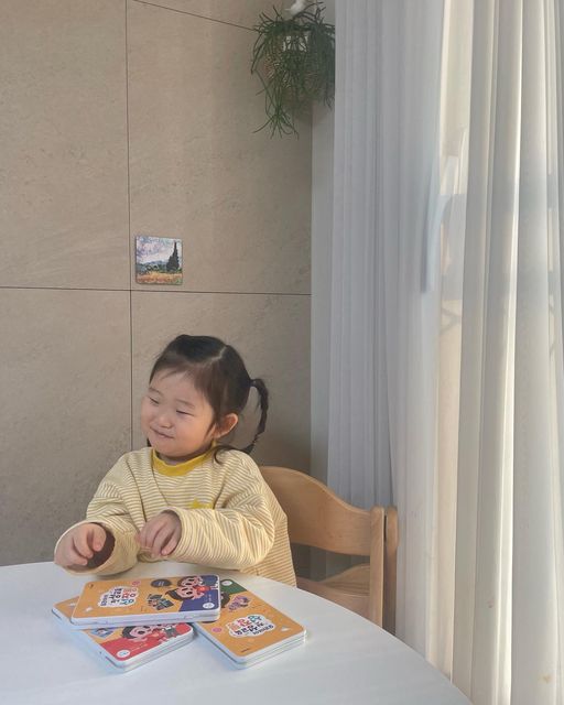 사랑스럽잖아윤 on Instagram: "첫 성교육 

19년 12월생 이지만 벌써 5세인 아윤
월령이 늦지만 일찍 사회생활중이라 
첫 성교육을 해 봅니다 🙌🏻

“안돼요 !” , “싫어요 !”
말고는 뭐가 있을까 
무슨 말 부터 꺼내야할지 
도저히 그려지지 않았는데

키먼트 우리아이 첫 성교육 제품은
단계별 분리가 되어있어서
차근 차근 놀이처럼 아윤이에게 
잘 전달 할 수 있었어요 ◡̈ 

총 4단계로 
내 몸을 소중하고 깨끗하게 관리하는것 부터 
징그럽지 않게 표현된 2차 성징 부분 
또 무조건 적인 스킨쉽 거부가 아닌 엄마 아빠 할머니 등 
내가 원하는 사람은 가능하고 원하지 않는 사람에겐 거부
또 무서운 일이 있었을때 혼자 고민하지 않고 
어른들에게 알리는 대처까지 !

특히 저는 
“밖에서 무서운 일이 있었을때 어떻게 해야해 ? ”
물으니 ”엄마한테 말 해야해요 !!!!“ 하며 
신나게 소리치는 아윤이를 보고 
울컥함이 올라오는 감동까지 받았습니다 🥲 ..

또 하나 교구가 세심해서 좋았던건
예전처럼 가해자는 남자로 피해자는 여자로 국한되지 않은것 
4-7세 시기의 여아 남아 모두에게 유용하게 활용 가능한 
성교육 교재가 아닐까 싶습니다 ◡̈ 

🏷️ @kiment_official 교구에 관심있으신 분들은
네이버에 “키먼트성교육” 검색하시면 구매 가능하세요 !

#협찬
#성교육동화#키먼트성장통#키먼트#키먼트성교육#유아성교육#부모성교육#성폭력예방교육#어린이성교육#성교육책#부모교육#성교육#성교육도서추천"