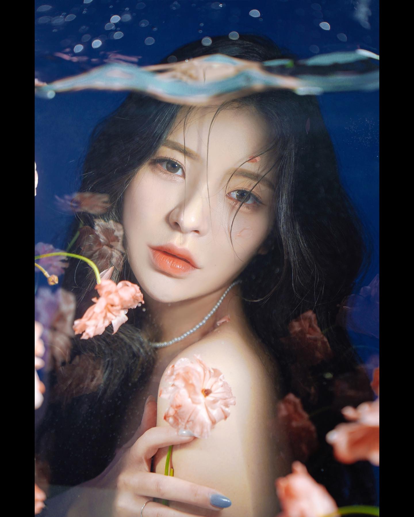겨울 중 가장 추웠던 날❄️ 
수조촬영🛁
.
.
.
photo dy. sanhomansion 

태어나 개인,컨셉촬영을 처음 찍어봤는데 너무 맘에들게 보정해주시고 금손 작가님들 덕분에 23년 1월부터 행복합니다❤️ 너무 감사해요🌸
