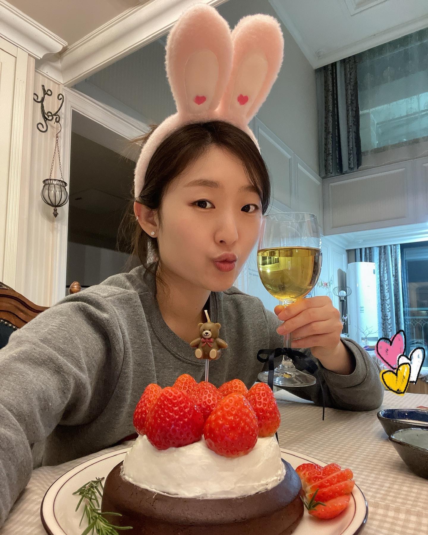 ♡ᵎᵎᵎ

나이 들수록 귀여운척 많이 하게 되네ㅎ
내 생일도 아닌데 머리띠까지 챙긴건 또 뭐람,,🐰

주책이야~!!~! 됐어~!
기절이야 정말~~~ ٩꒰⍢ ꒱۶⁼³₌₃
(서준맘)