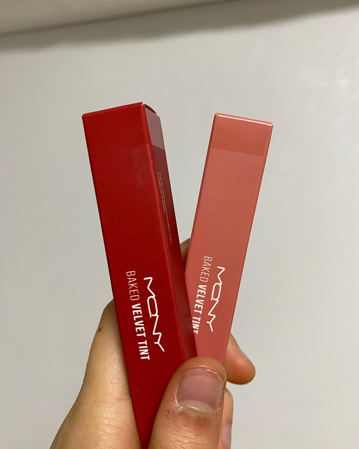 💄맥퀸뉴욕 베이크드 벨벳틴트💋

오늘은 웜톤분들 중에서도 가을 웜에 잘 어울리는 틴트 맥퀸뉴욕의 베이크드 벨벳틴트를 가져와봤어요! 
맥퀸뉴욕 틴트는 포장지에 색상이 적혔어 쉽게 구분이 가능하더라고요😊
저는 베이크드 애플, 베이크드 피치컬러를 선택했어요 ✨
위가 애플 아래가 피치입니다! 피치를 베이스로 애플을 포인트로 쓰면 좋은 색상이예요🥰

.ᐟ벨벳틴트임에도 엄청나게 꾸덕하지 않고 밀착력이 좋음

.ᐟ착색이 잘 되지않아 수정화장을 해야하지만 립수정에 용이

.ᐟ여러 색을 레이어드해 그라데이션하면 예쁨 

.ᐟ향도 은은한 과일향이라 마음에 들었음

오늘은 웜톤분들께 추천하고픈 맥퀸뉴욕의 베이크드 벨벳틴트였습니다💗🙃
(발색샷이 안들어가서 재업해요 🥲
#맥퀸뉴욕 #벨벳틴트 #웜톤틴트