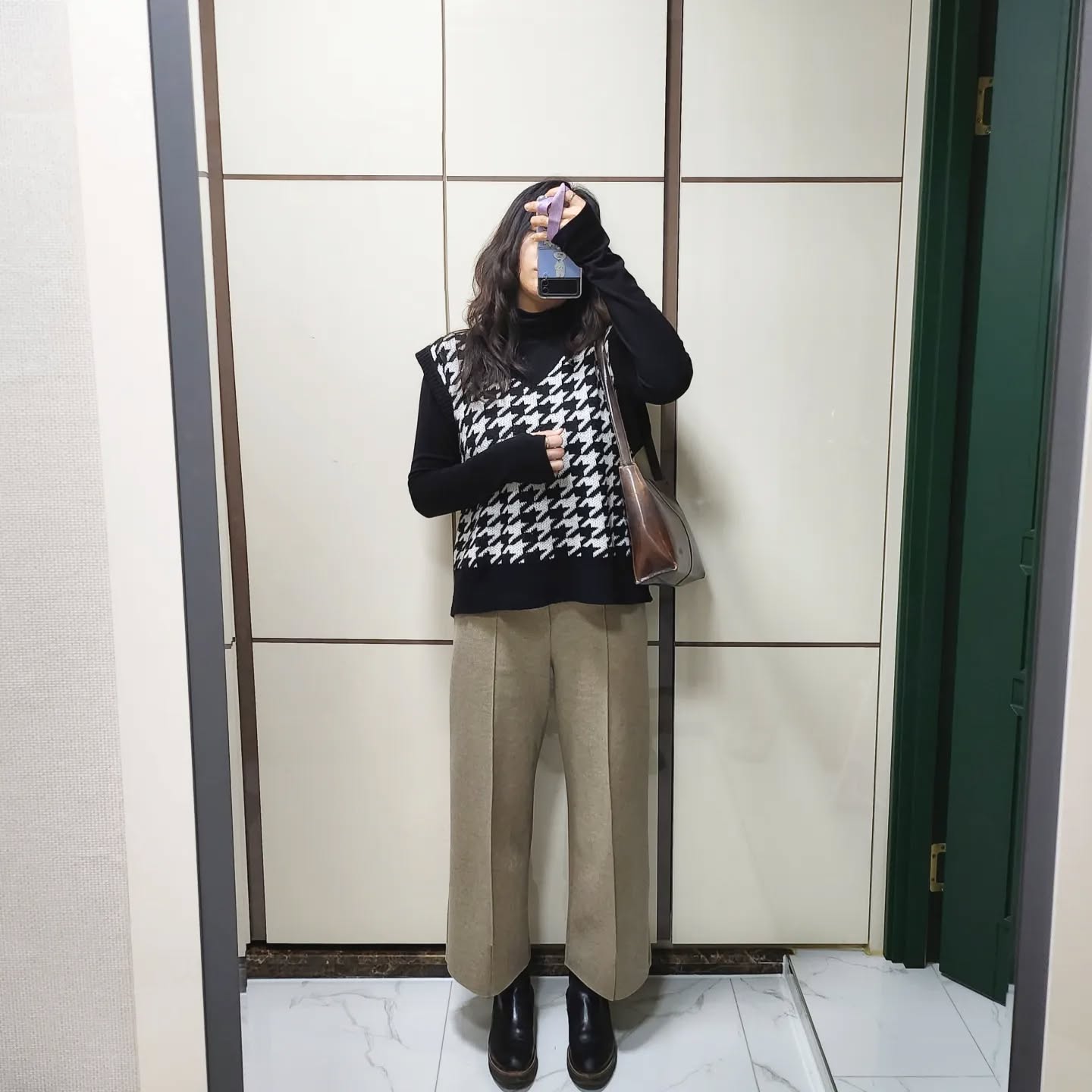 2023.02.01. 오늘의 #데일리룩 #출근룩
출근룩....이었지만 퇴근후 정리 다하고 나서야 올리는 피드네요🤣

연초다 보니 거래처 미팅이 많아진 이번주....내일도, 다음주도 잡힌 미팅이 몇개인지😵‍💫😵‍💫

🤍 #nbyplus 겨울 슬랙스
🤍 보세로 산 #하운드체크조끼 

바지는 #엔비플러스 에서 입어보고 너무너무 편해서 바로 구매했던 옷! 뒷밴딩이어서 아무리 많이 먹어도 배가 편안해요😂
