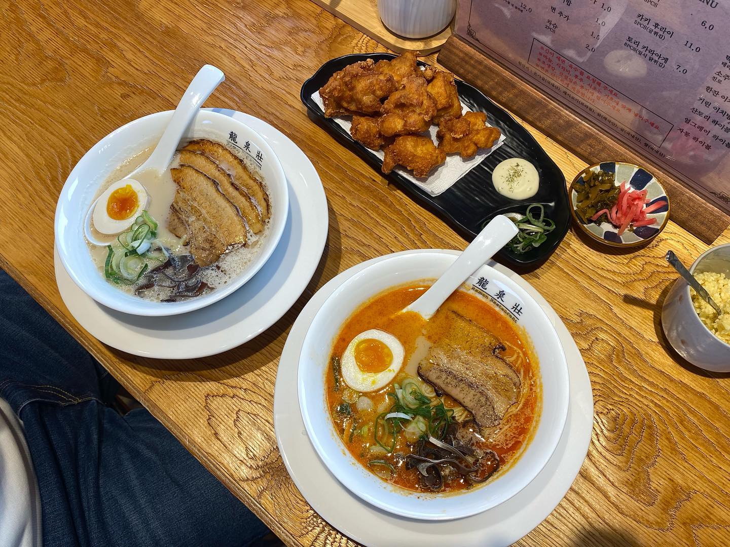 🍜류센소

경주 황리단길에 위치한 라멘 맛집 류센소! 특히나 매운 라멘은 한국인 입에  맞춘 칼칼한 매운맛으로 해장에 직빵이에요 👍🏻 

바삭한 가라아게와 교자는 꼭 사이드로 추천하는 메뉴에요! ❤️

경주 황리단길 간다면 라멘맛집 류센소 추천!

#류센소 #경주황리단길 #황리단길맛집 #경주라멘맛집 #경주류센소 #황리단길라멘맛집 #해피윤뚱