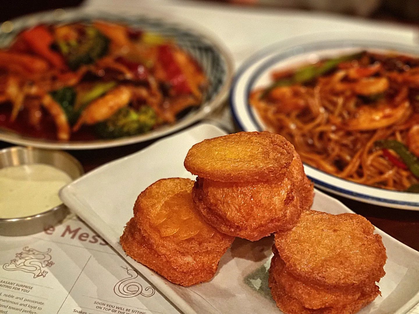 #협찬
🤟 

🔸️차알 판교점 [중식당]
🔸️경기 성남시 분당구 동판교로 177 25번지 2층 

오늘 리뷰는 "차알 판교점"입니다😃 

위치는 판교역에서 도보2분 거리에 있어요👟 

판교 차알은 외부 인테리어부터 내부까지
모던하고 깔끔해서 첫인상부터 너무 좋았어요!👍 

먹다보니 테이블 꽉차고 대기까지 하더라구요
네이버로 미리 예약하고 가서 다행이라고 생각했어요!
역시 맛집은 언제나 북적북적😄 

메뉴는 멘보샤, 마라샹궈, 차우멘을 먹었어요! 

멘보샤는 나오자마자 입이 쩍 벌어졌어요 
통새우같은 통통한 다진새우가 가득😀 

겉바속촉인데 겉도 완전 바삭이 아닌 
너무 먹기 좋은 정도의 바삭함!!😍 
인생 멘보샤😍 찐맛입니다👍 

마라샹궈 또한 다른 중식당의 마라샹궈와는 비교안될
깊은 감칠맛과 통통한 새우, 부드러운 오징어! 
오징어가 신기할 정도로 부드럽더라구요😍
재료가 많이 들어가 있어서 배터지는줄 알았어요😀 

차우멘은 소고기채와 야채를 굴소스로 볶은 누들인데
사진처럼 해산물도 엄청 많이 들어있고
본연의 맛도 너무 맛있는데 마라샹궈와 같이 먹으니까
감칠맛+감칠맛으로 극한의 감칠맛😍 

하이볼도 있고 고량주도 있고 술이 너무 생각났지만
차를 가져가서 마시지 못해 너무 아쉬웠어요😥 

다음에 꼭 차 놓고 가서 고량주 드링킹 해야겠어요😃 

이상 풍부한 감칠맛과 뚱땡이 인생멘보샤 맛집
"판교 차알" 리뷰였습니다😍 

#협찬 #판교역맛집 #판교중식당 #판교차알 #차알 #판교중식당 #판교중식 #판교역중식당 #판교역중식 #판교역차알 #차알판교 #차알판교점 #디너의여왕 #인생멘보샤 #분당중식당 #성남중식당 #분당맛집 #성남맛집 #먹소통 #먹팔맞팔 #먹스타 #먹소통맞팔
