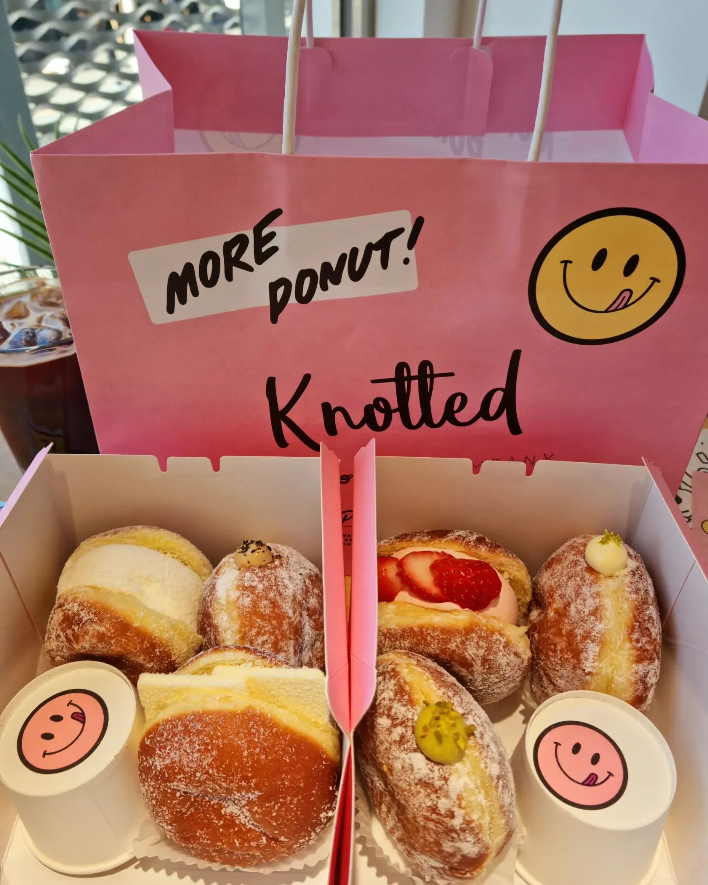 #오늘도배부른하루🎵 #배부른_해운대
여러분~ 도넛계의 끝판왕!! 노티드도넛🍩 들어보셨죠 ㅎㅎ
경상도 토박이👧🏻로서 서울에서 유명하다던 음식점들을 한번도 가보지 못했는데.. 노티드 드디어 부산 해운대에 상륙💙

🐥노티드부산해운대
🐣위치 : 부산 해운대구 구남로 17
🐣인스타그램 : cafeknotted

줄은 조금 있지만, 빠르게 진행해주셔서 웨이팅은 짧아요! 저는 오픈하자마자 갔는데,, 역시 이른시간에는 더 다양한 메뉴들을 볼 수 있어서 눈도 입도 즐거웠답니당🥰

저는 사실.. 느끼함때문에 도넛을 별로 안좋아하는데 요기는 느끼함 1도없구❌️ 달달함도 딱 적당하니 많이 먹어도 물리지 않더라구요❤️ 
저는 개인적으로 카야버터도넛 추천!!🧈

크림이 가득한 도넛을 크게 한 입 냠👧🏻
