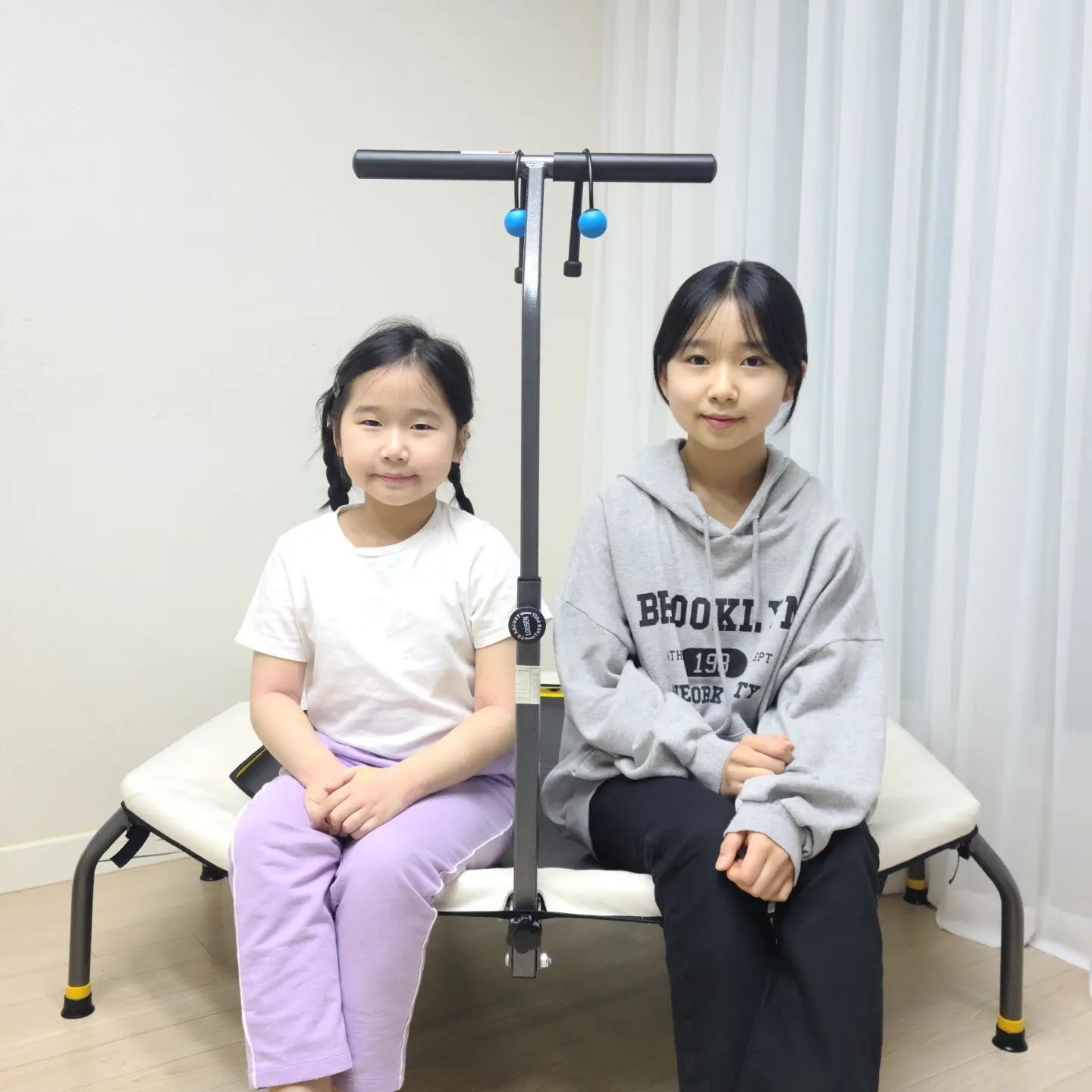 #협찬
채린이가 요즘 빠져버린 트램폴린
방방이 갈 필요없이 집에서 신나게
뛰면서 운동도하고 완전 좋다👍

혼자 조립했는데 전혀 어렵지않고
팔각이라 점핑면적도 넓고 흔들림, 
바닥충격이 적으며 8개의 아치형
다리로 튼튼해서 안정감이 느껴짐 😀

채린이 맨날 신나게 시도때도 없이 
뛰던데 같이 뛰면서 살 빼보자 😆

rovera_kr

#로베라 #트램폴린 #방방이 #점핑다이어트
#홈트 #온가족운동 #키크는운동

#오채아 #아역배우 #중학생배우
#청소년배우 #주니어모델 #광고모델
#영화배우 #오채린 #자매스타그램