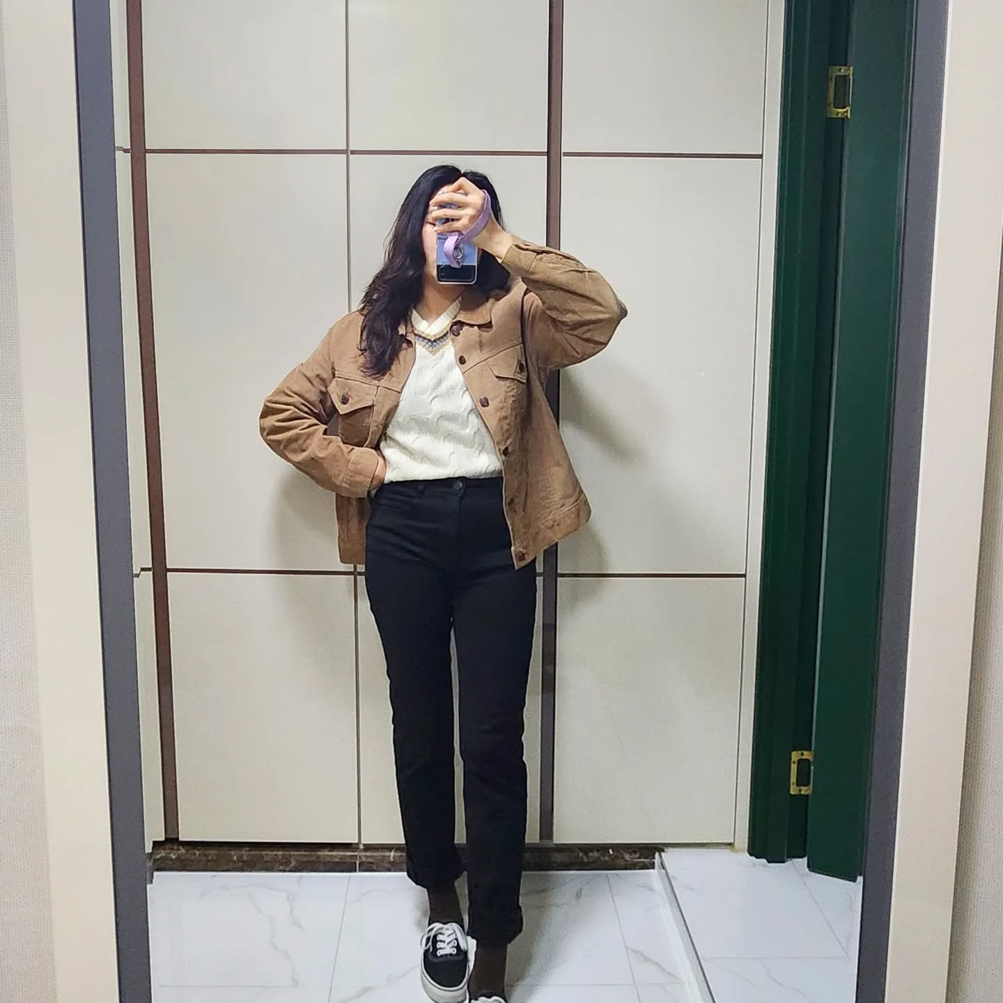 2023.02.06. 오늘의 #데일리룩 #출근룩 
정말 주말은 왜이렇게 순삭일까요🤔

🤍 지난 김포에서 산 #리바이스빈티지 자켓
🤍 #스파오 니트

지난 #창고형빈티지샵 에서 구매한 아이템 중 하나예요!
80년대 리바이스 빈티지인데 라벨이 많이 헤진거 빼고는 상태가 완전 좋아요!
날이 많이 풀려서 이렇게 입고 두껍지 않은 아우터만 걸쳐도 안춥네요🤭